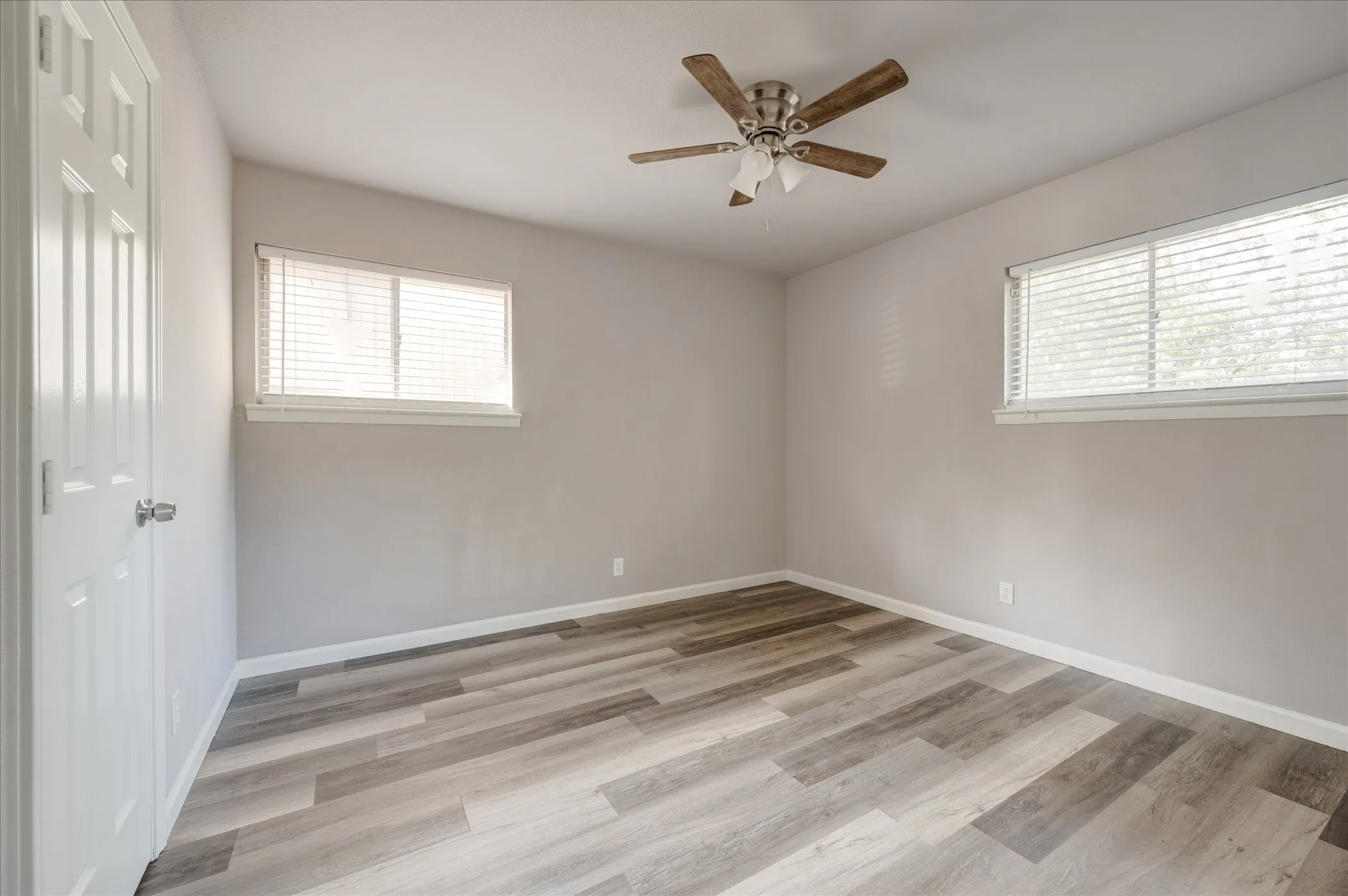 Single Family Residence For Sale in Tarrant County , 1902 Alan A Dale Road, Arlington, Texas 76013, 3 Bedroom, 2 Bathroom, Garage spaces, 1,284 Sqft, built in 1959, mls#21253742, Real Estate Agent in Arlington, Homes For Sale in Tarrant county, Homes For Sale in Arlington, Realtor in Arlington Texas, Real Estate Brokerage Independent Realty Texas, Luminita Cordes Realtor