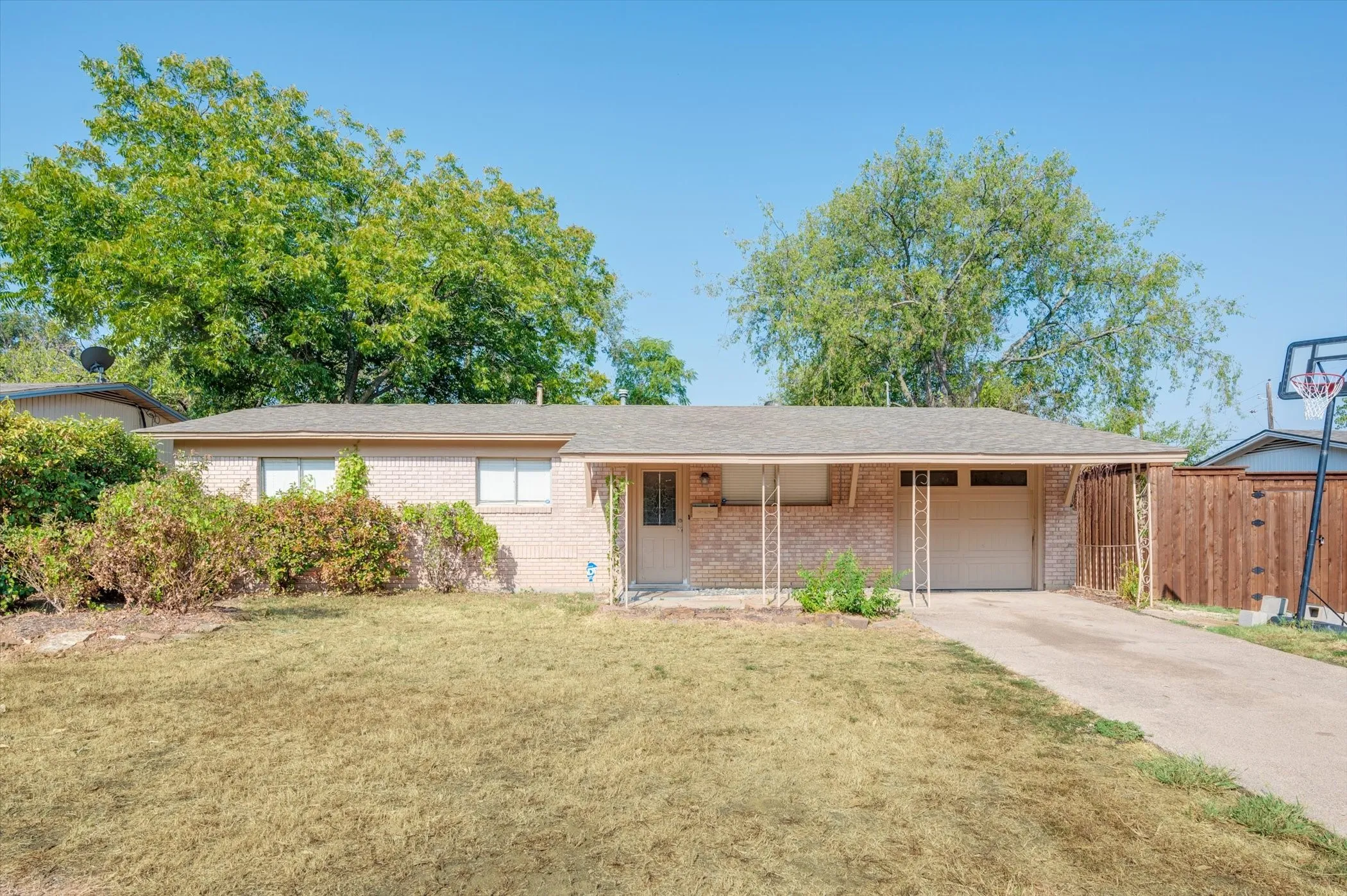 Single Family Residence For Sale in Tarrant County , 1902 Alan A Dale Road, Arlington, Texas 76013, 3 Bedroom, 2 Bathroom, Garage spaces, 1,284 Sqft, built in 1959, mls#21253742, Real Estate Agent in Arlington, Homes For Sale in Tarrant county, Homes For Sale in Arlington, Realtor in Arlington Texas, Real Estate Brokerage Independent Realty Texas, Luminita Cordes Realtor