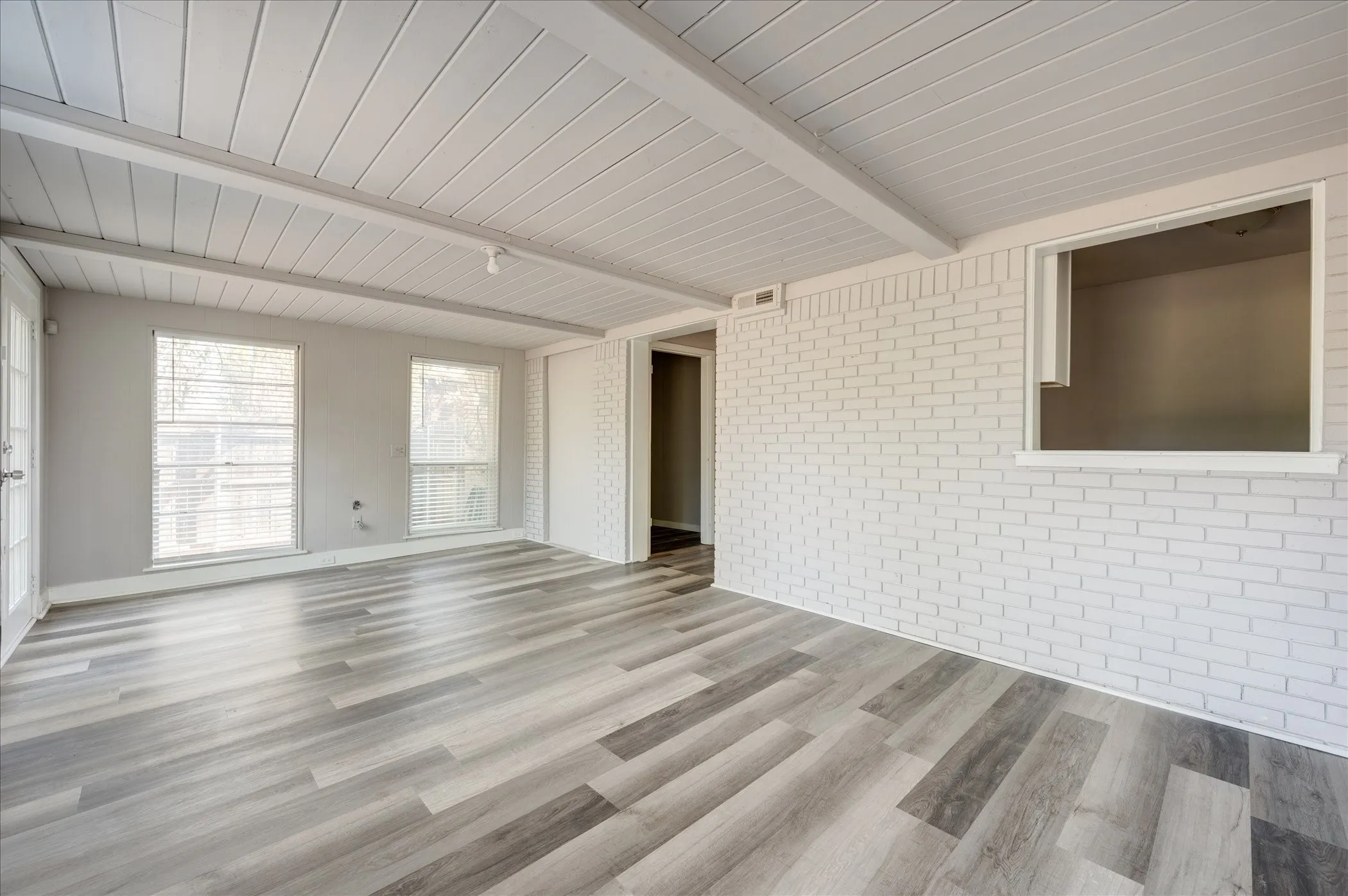 Single Family Residence For Sale in Tarrant County , 1902 Alan A Dale Road, Arlington, Texas 76013, 3 Bedroom, 2 Bathroom, Garage spaces, 1,284 Sqft, built in 1959, mls#21253742, Real Estate Agent in Arlington, Homes For Sale in Tarrant county, Homes For Sale in Arlington, Realtor in Arlington Texas, Real Estate Brokerage Independent Realty Texas, Luminita Cordes Realtor