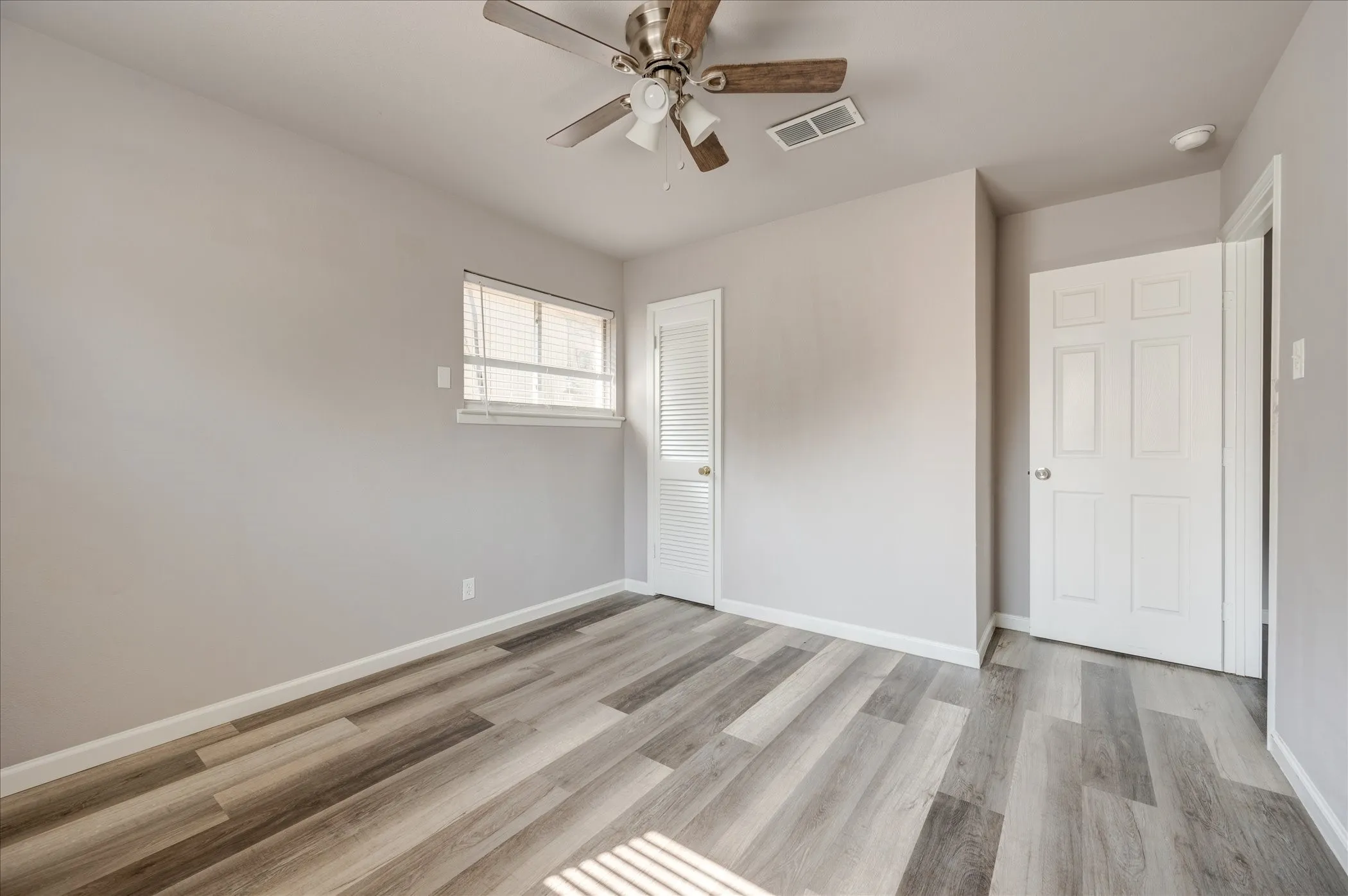 Single Family Residence For Sale in Tarrant County , 1902 Alan A Dale Road, Arlington, Texas 76013, 3 Bedroom, 2 Bathroom, Garage spaces, 1,284 Sqft, built in 1959, mls#21253742, Real Estate Agent in Arlington, Homes For Sale in Tarrant county, Homes For Sale in Arlington, Realtor in Arlington Texas, Real Estate Brokerage Independent Realty Texas, Luminita Cordes Realtor