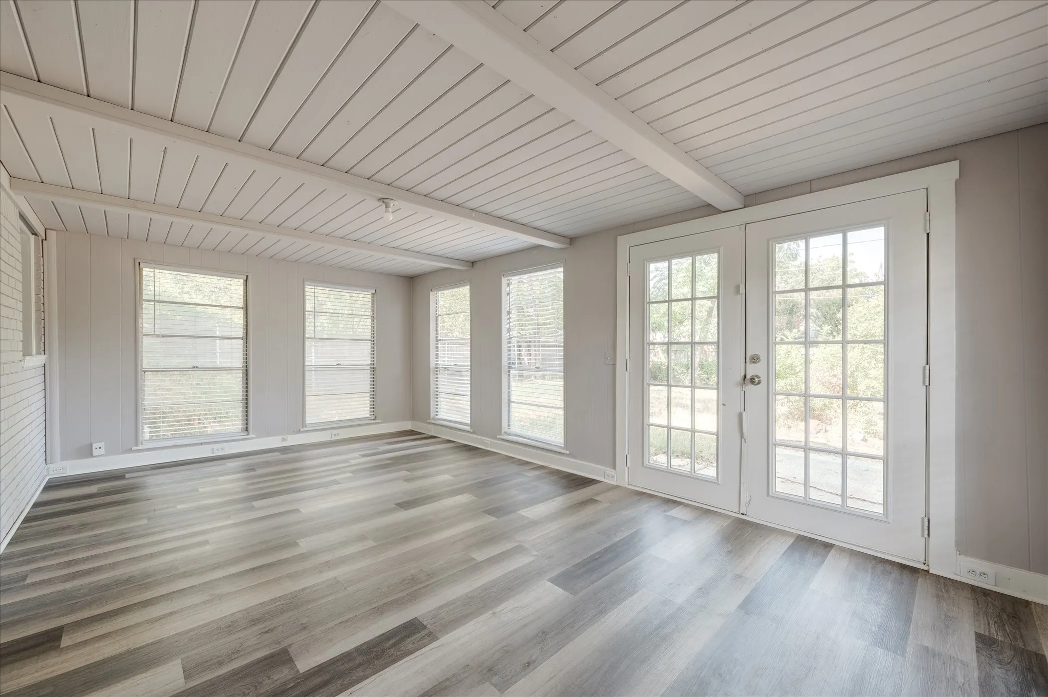 Single Family Residence For Sale in Tarrant County , 1902 Alan A Dale Road, Arlington, Texas 76013, 3 Bedroom, 2 Bathroom, Garage spaces, 1,284 Sqft, built in 1959, mls#21253742, Real Estate Agent in Arlington, Homes For Sale in Tarrant county, Homes For Sale in Arlington, Realtor in Arlington Texas, Real Estate Brokerage Independent Realty Texas, Luminita Cordes Realtor