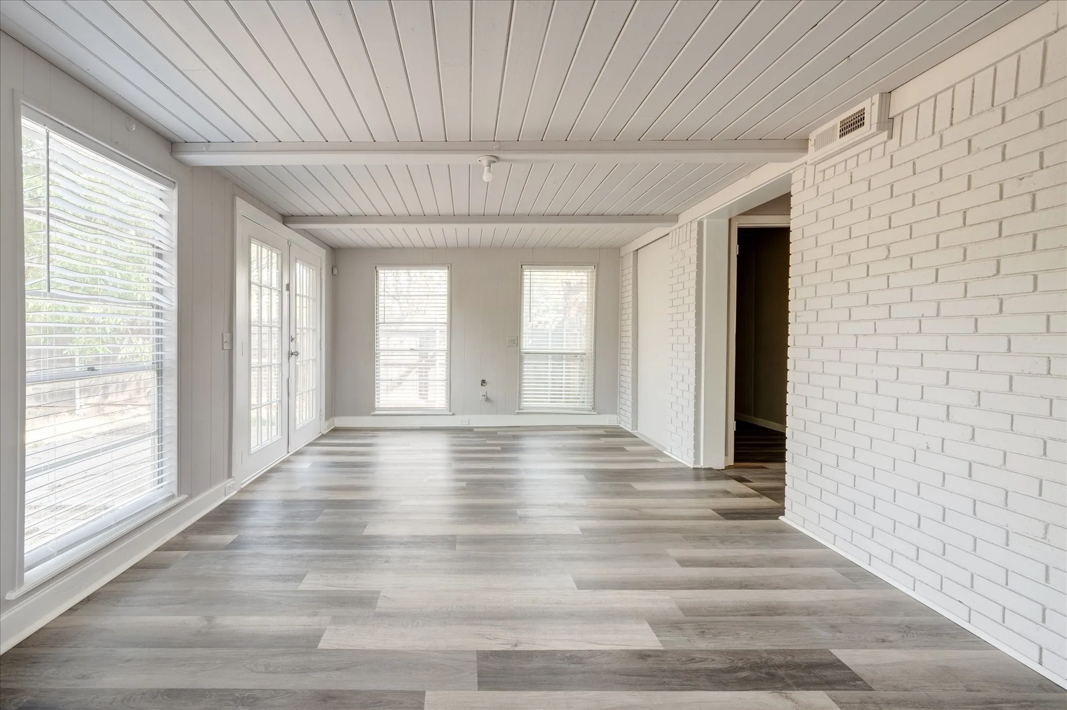 Single Family Residence For Sale in Tarrant County , 1902 Alan A Dale Road, Arlington, Texas 76013, 3 Bedroom, 2 Bathroom, Garage spaces, 1,284 Sqft, built in 1959, mls#21253742, Real Estate Agent in Arlington, Homes For Sale in Tarrant county, Homes For Sale in Arlington, Realtor in Arlington Texas, Real Estate Brokerage Independent Realty Texas, Luminita Cordes Realtor