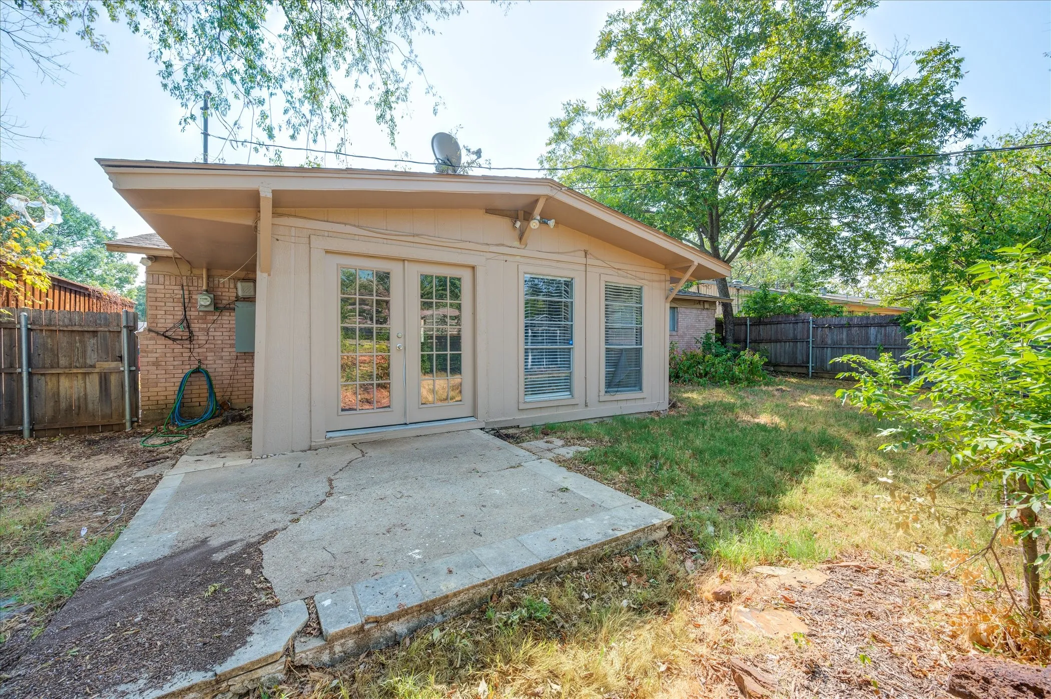 Single Family Residence For Sale in Tarrant County , 1902 Alan A Dale Road, Arlington, Texas 76013, 3 Bedroom, 2 Bathroom, Garage spaces, 1,284 Sqft, built in 1959, mls#21253742, Real Estate Agent in Arlington, Homes For Sale in Tarrant county, Homes For Sale in Arlington, Realtor in Arlington Texas, Real Estate Brokerage Independent Realty Texas, Luminita Cordes Realtor