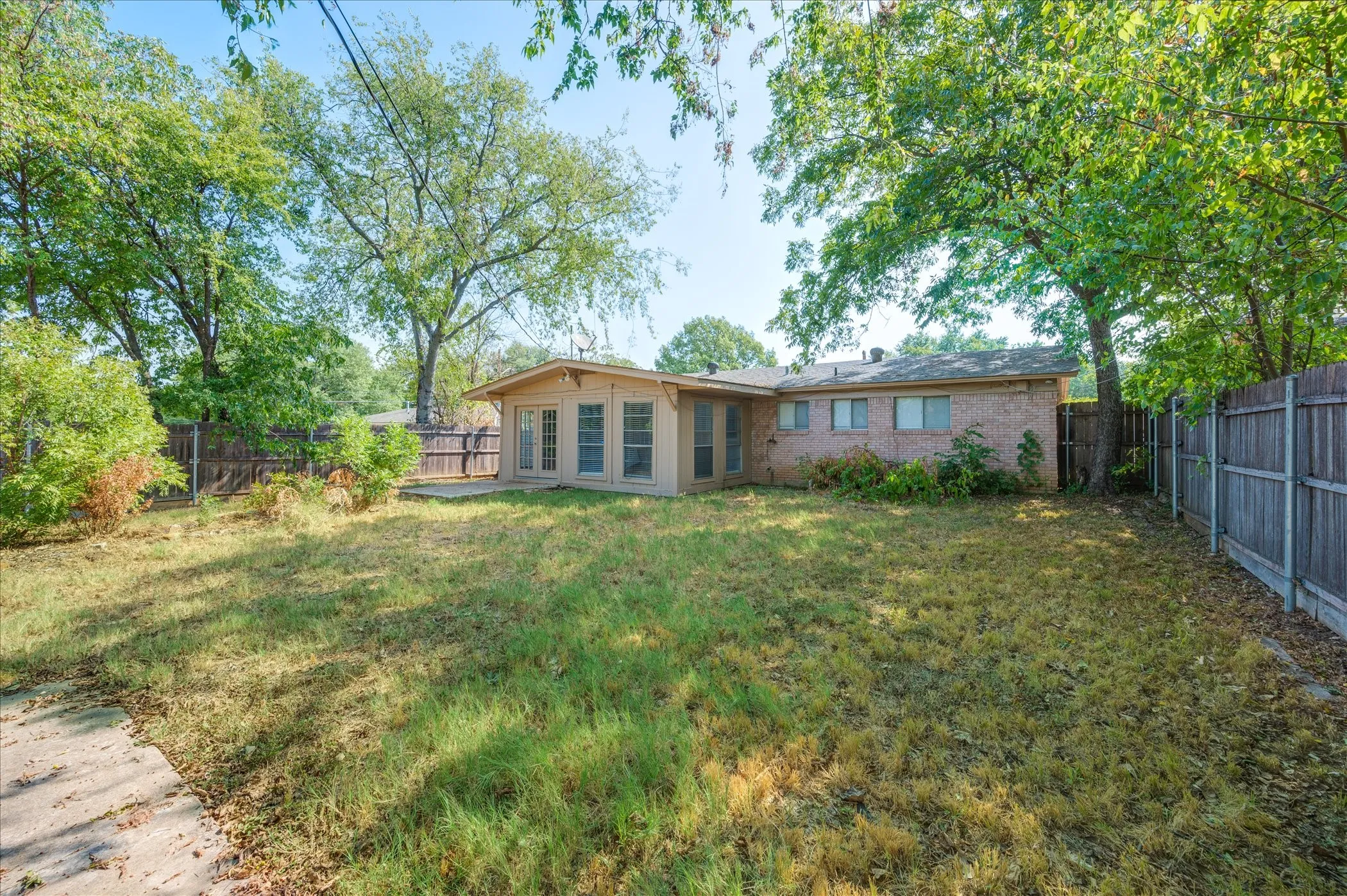 Single Family Residence For Sale in Tarrant County , 1902 Alan A Dale Road, Arlington, Texas 76013, 3 Bedroom, 2 Bathroom, Garage spaces, 1,284 Sqft, built in 1959, mls#21253742, Real Estate Agent in Arlington, Homes For Sale in Tarrant county, Homes For Sale in Arlington, Realtor in Arlington Texas, Real Estate Brokerage Independent Realty Texas, Luminita Cordes Realtor