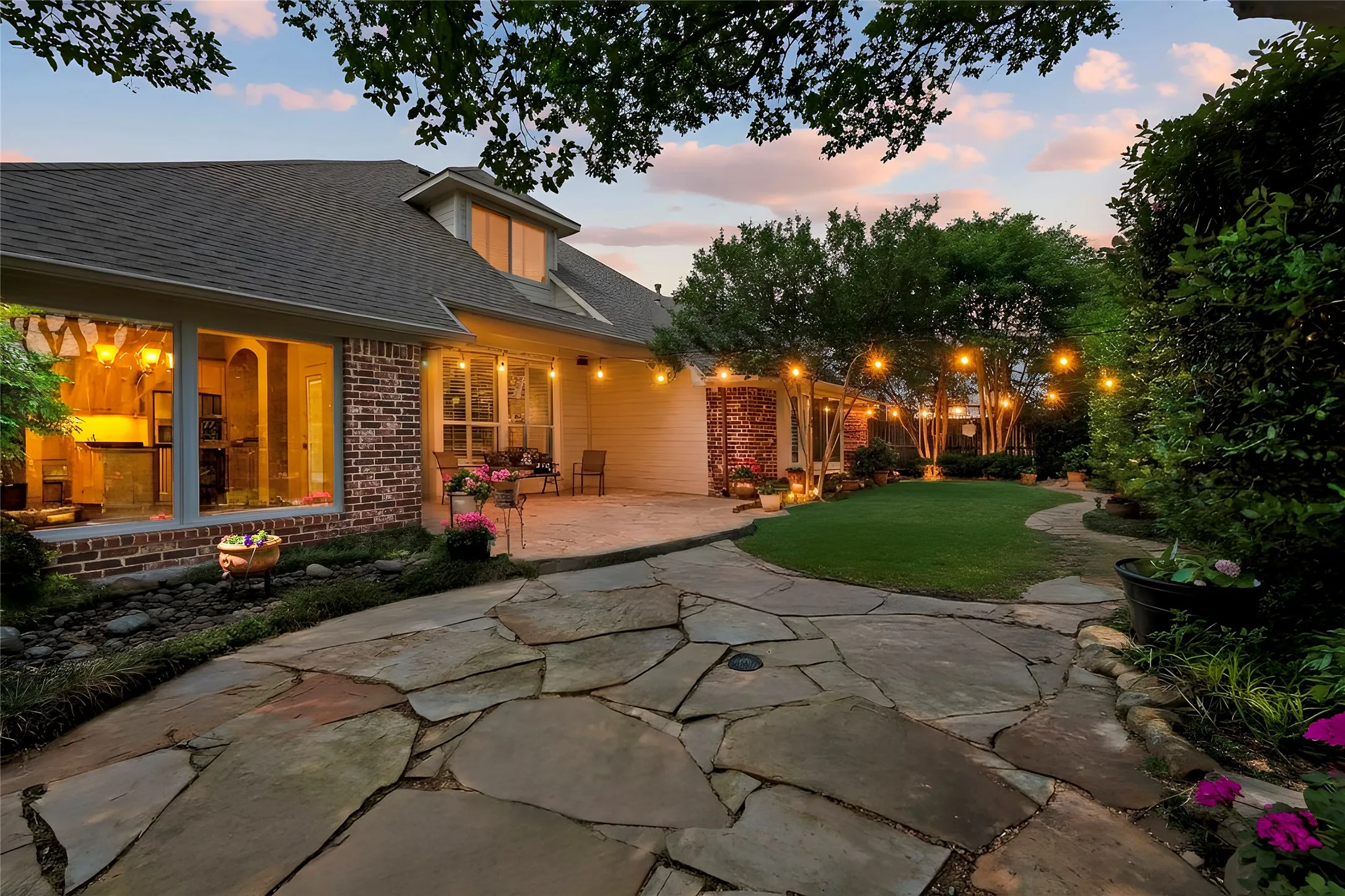 Single Family Residence For Sale in Rockwall County , 15 Center Court, Heath, Texas 75032, 4 Bedroom, 2 Bathroom, 2 Garage spaces, 2,981 Sqft, built in 2001, Preowned, mls#21253737, Real Estate Agent in Heath, Homes For Sale in Rockwall county, Homes For Sale in Heath, Realtor in Heath Texas, Real Estate Brokerage Independent Realty Texas, Luminita Cordes Realtor