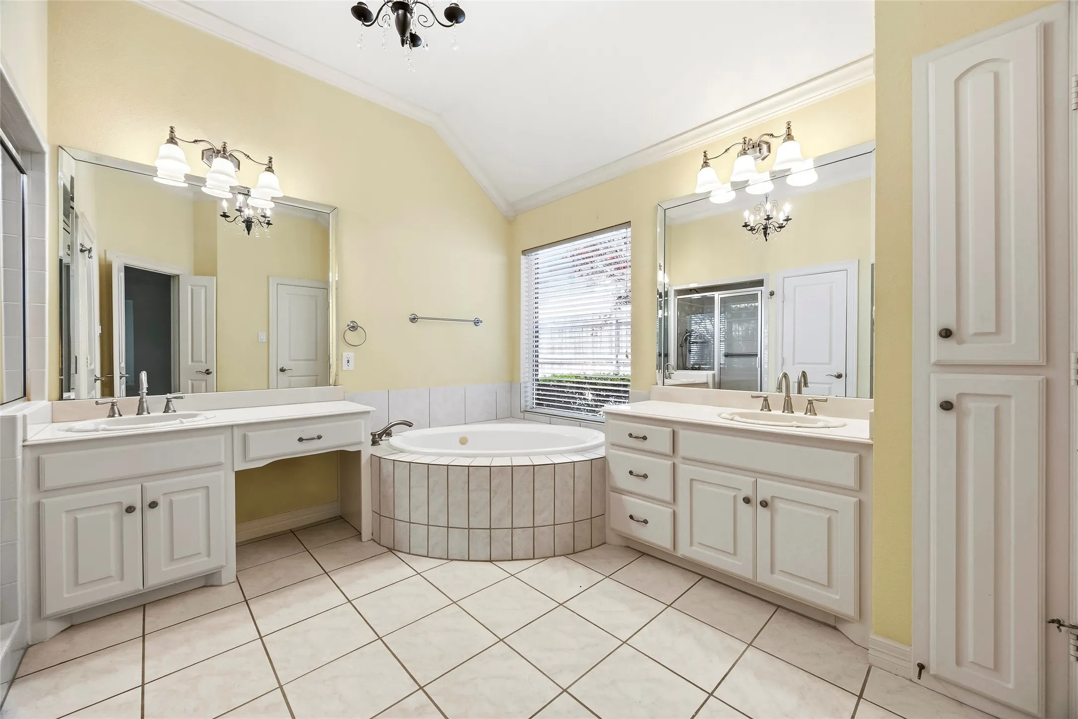 Single Family Residence For Sale in Rockwall County , 15 Center Court, Heath, Texas 75032, 4 Bedroom, 2 Bathroom, 2 Garage spaces, 2,981 Sqft, built in 2001, Preowned, mls#21253737, Real Estate Agent in Heath, Homes For Sale in Rockwall county, Homes For Sale in Heath, Realtor in Heath Texas, Real Estate Brokerage Independent Realty Texas, Luminita Cordes Realtor