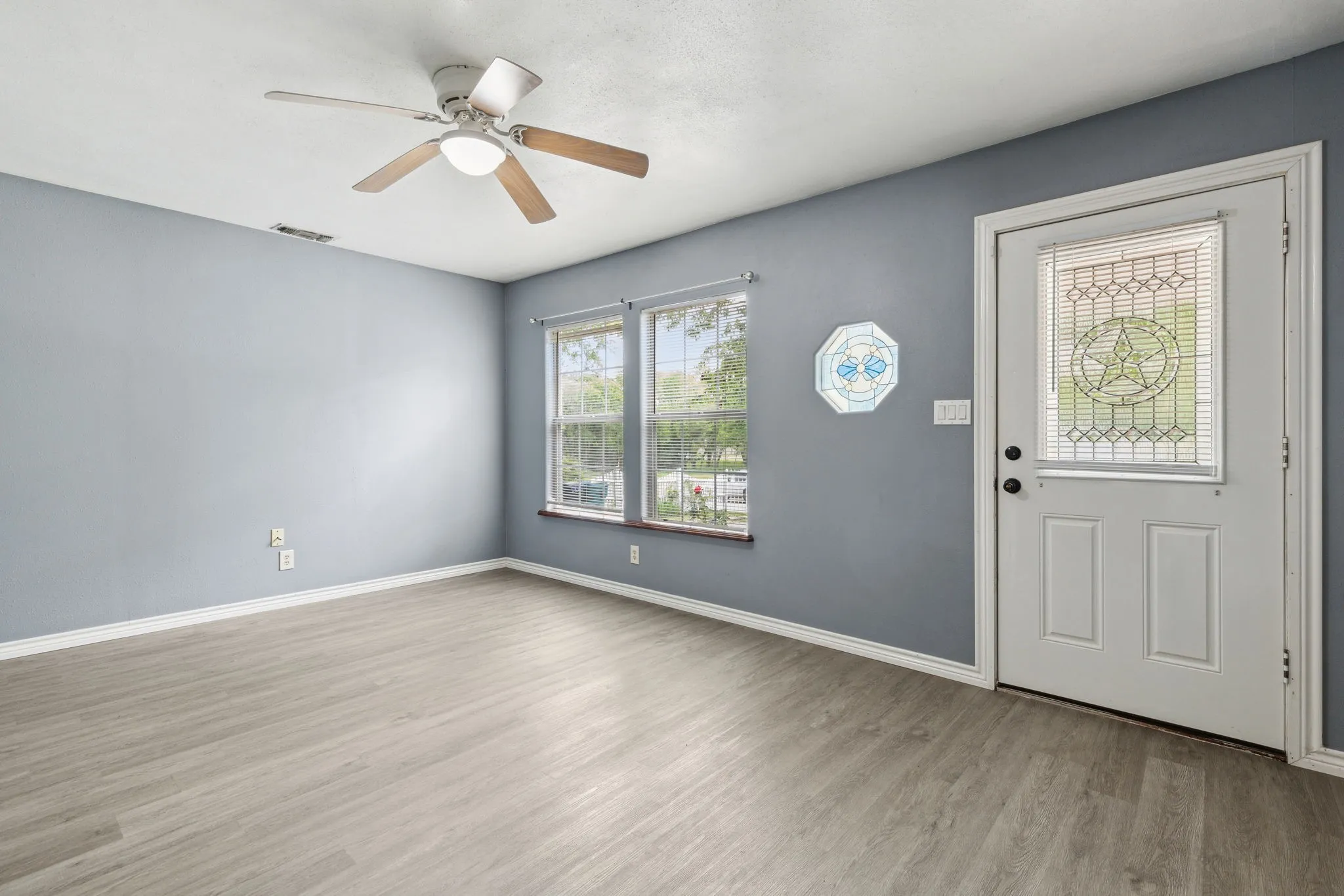 Single Family Residence For Rent in Denton County , 1424 Knight Street, Denton, Texas 76205, 2 Bedrooms, 1 Bathroom, Garage spaces, 764 Sqft, built in 1940, Price $1,695, mls#21253784, Real Estate Agent in Denton, Homes For Rent in Denton county, Homes For Rent in Denton, Realtor in Denton Texas, Real Estate Brokerage Independent Realty Texas, Luminita Cordes Realtor