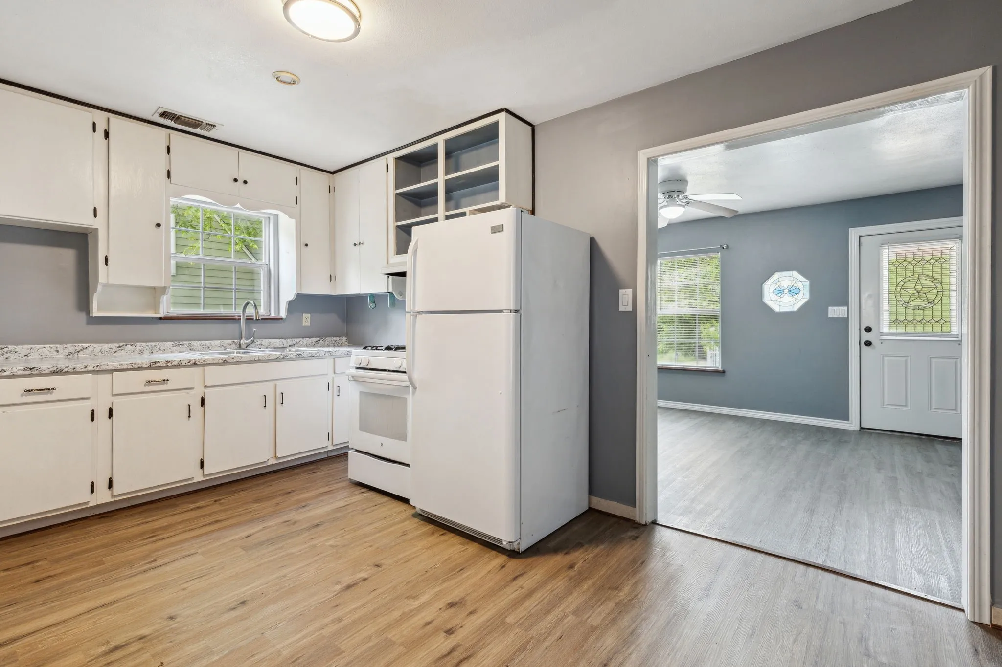 Single Family Residence For Rent in Denton County , 1424 Knight Street, Denton, Texas 76205, 2 Bedrooms, 1 Bathroom, Garage spaces, 764 Sqft, built in 1940, Price $1,695, mls#21253784, Real Estate Agent in Denton, Homes For Rent in Denton county, Homes For Rent in Denton, Realtor in Denton Texas, Real Estate Brokerage Independent Realty Texas, Luminita Cordes Realtor