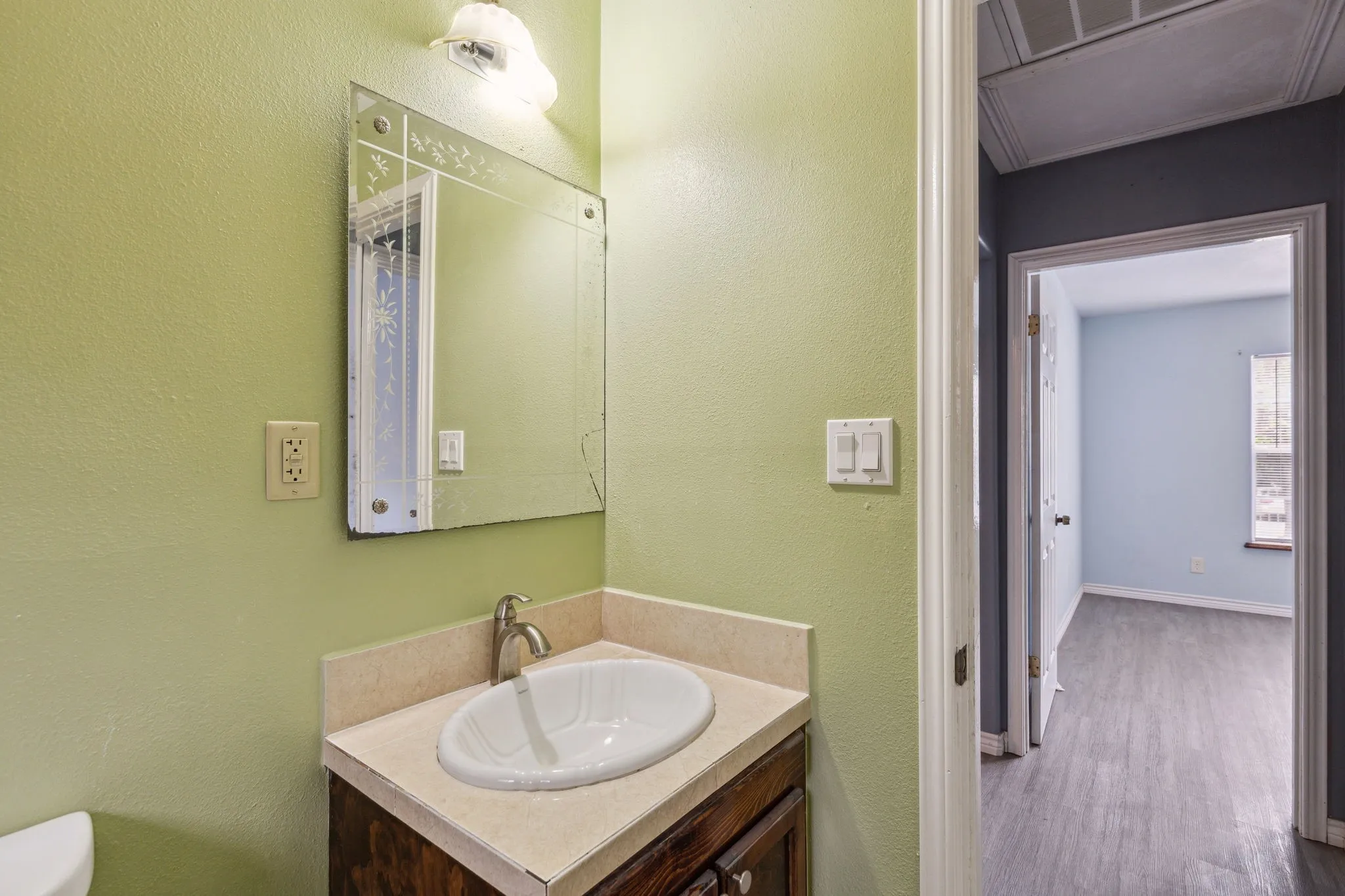 Single Family Residence For Rent in Denton County , 1424 Knight Street, Denton, Texas 76205, 2 Bedrooms, 1 Bathroom, Garage spaces, 764 Sqft, built in 1940, Price $1,695, mls#21253784, Real Estate Agent in Denton, Homes For Rent in Denton county, Homes For Rent in Denton, Realtor in Denton Texas, Real Estate Brokerage Independent Realty Texas, Luminita Cordes Realtor