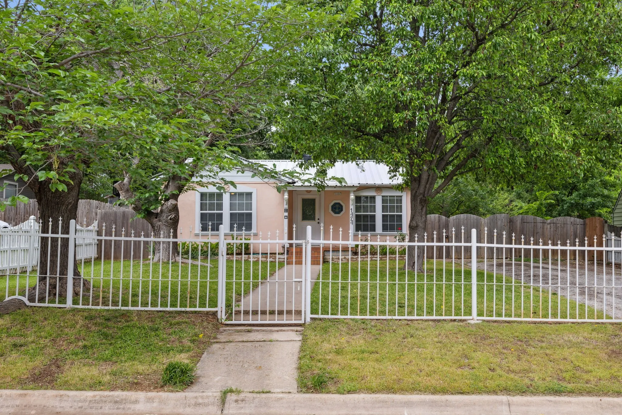 Single Family Residence For Rent in Denton County , 1424 Knight Street, Denton, Texas 76205, 2 Bedrooms, 1 Bathroom, Garage spaces, 764 Sqft, built in 1940, Price $1,695, mls#21253784, Real Estate Agent in Denton, Homes For Rent in Denton county, Homes For Rent in Denton, Realtor in Denton Texas, Real Estate Brokerage Independent Realty Texas, Luminita Cordes Realtor