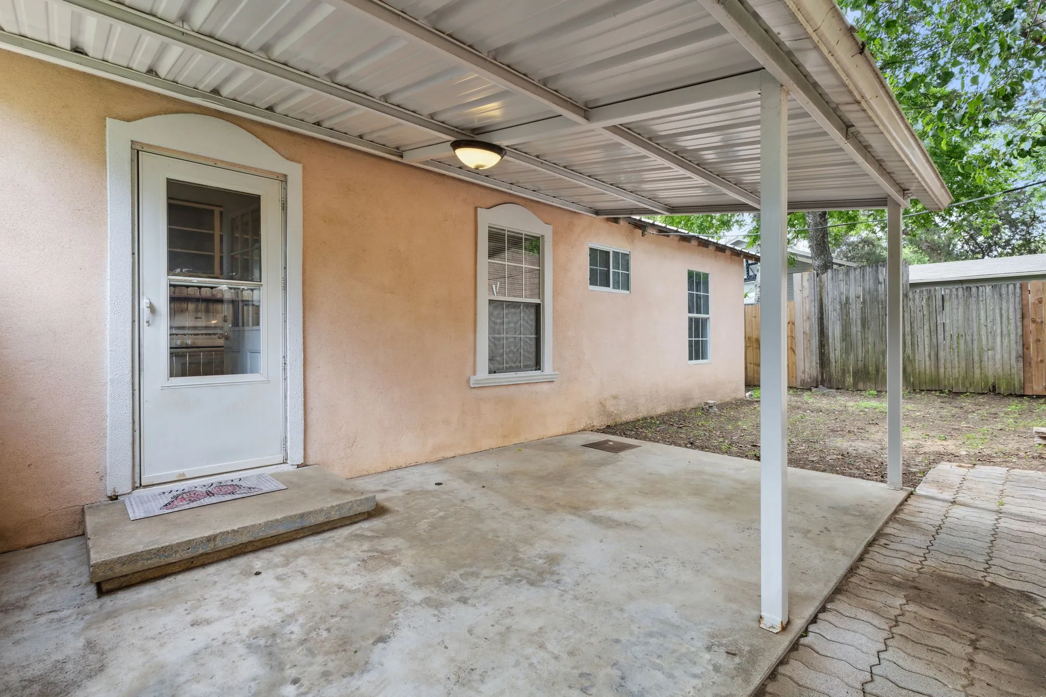 Single Family Residence For Rent in Denton County , 1424 Knight Street, Denton, Texas 76205, 2 Bedrooms, 1 Bathroom, Garage spaces, 764 Sqft, built in 1940, Price $1,695, mls#21253784, Real Estate Agent in Denton, Homes For Rent in Denton county, Homes For Rent in Denton, Realtor in Denton Texas, Real Estate Brokerage Independent Realty Texas, Luminita Cordes Realtor