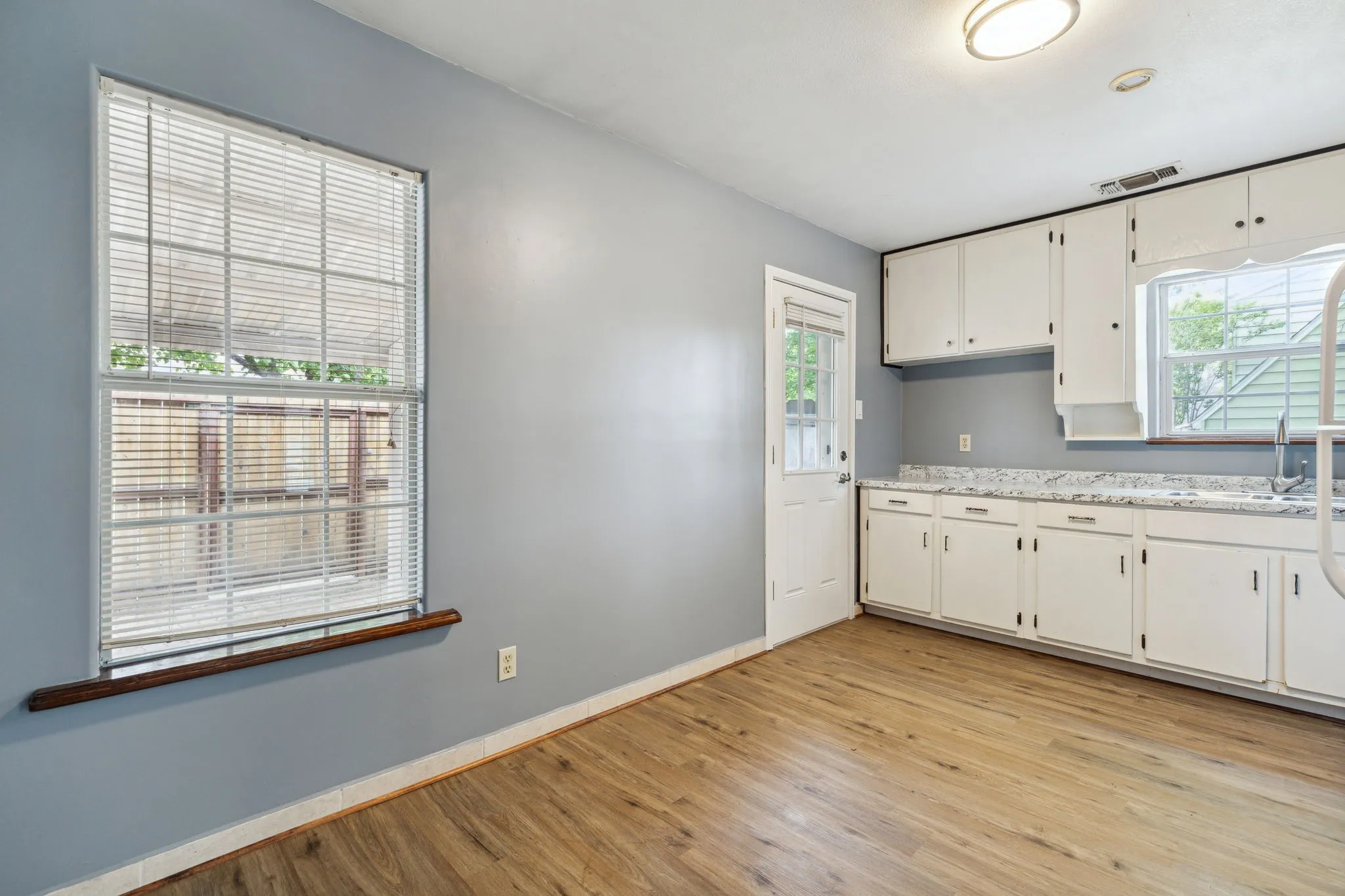 Single Family Residence For Rent in Denton County , 1424 Knight Street, Denton, Texas 76205, 2 Bedrooms, 1 Bathroom, Garage spaces, 764 Sqft, built in 1940, Price $1,695, mls#21253784, Real Estate Agent in Denton, Homes For Rent in Denton county, Homes For Rent in Denton, Realtor in Denton Texas, Real Estate Brokerage Independent Realty Texas, Luminita Cordes Realtor