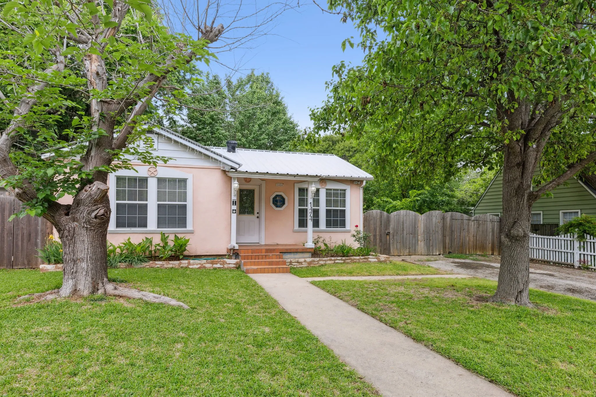 Single Family Residence For Rent in Denton County , 1424 Knight Street, Denton, Texas 76205, 2 Bedrooms, 1 Bathroom, Garage spaces, 764 Sqft, built in 1940, Price $1,695, mls#21253784, Real Estate Agent in Denton, Homes For Rent in Denton county, Homes For Rent in Denton, Realtor in Denton Texas, Real Estate Brokerage Independent Realty Texas, Luminita Cordes Realtor