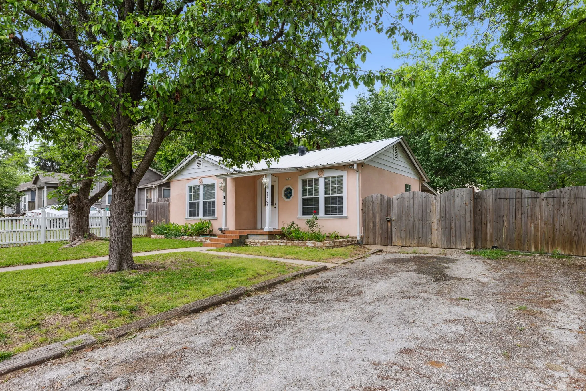 Single Family Residence For Rent in Denton County , 1424 Knight Street, Denton, Texas 76205, 2 Bedrooms, 1 Bathroom, Garage spaces, 764 Sqft, built in 1940, Price $1,695, mls#21253784, Real Estate Agent in Denton, Homes For Rent in Denton county, Homes For Rent in Denton, Realtor in Denton Texas, Real Estate Brokerage Independent Realty Texas, Luminita Cordes Realtor