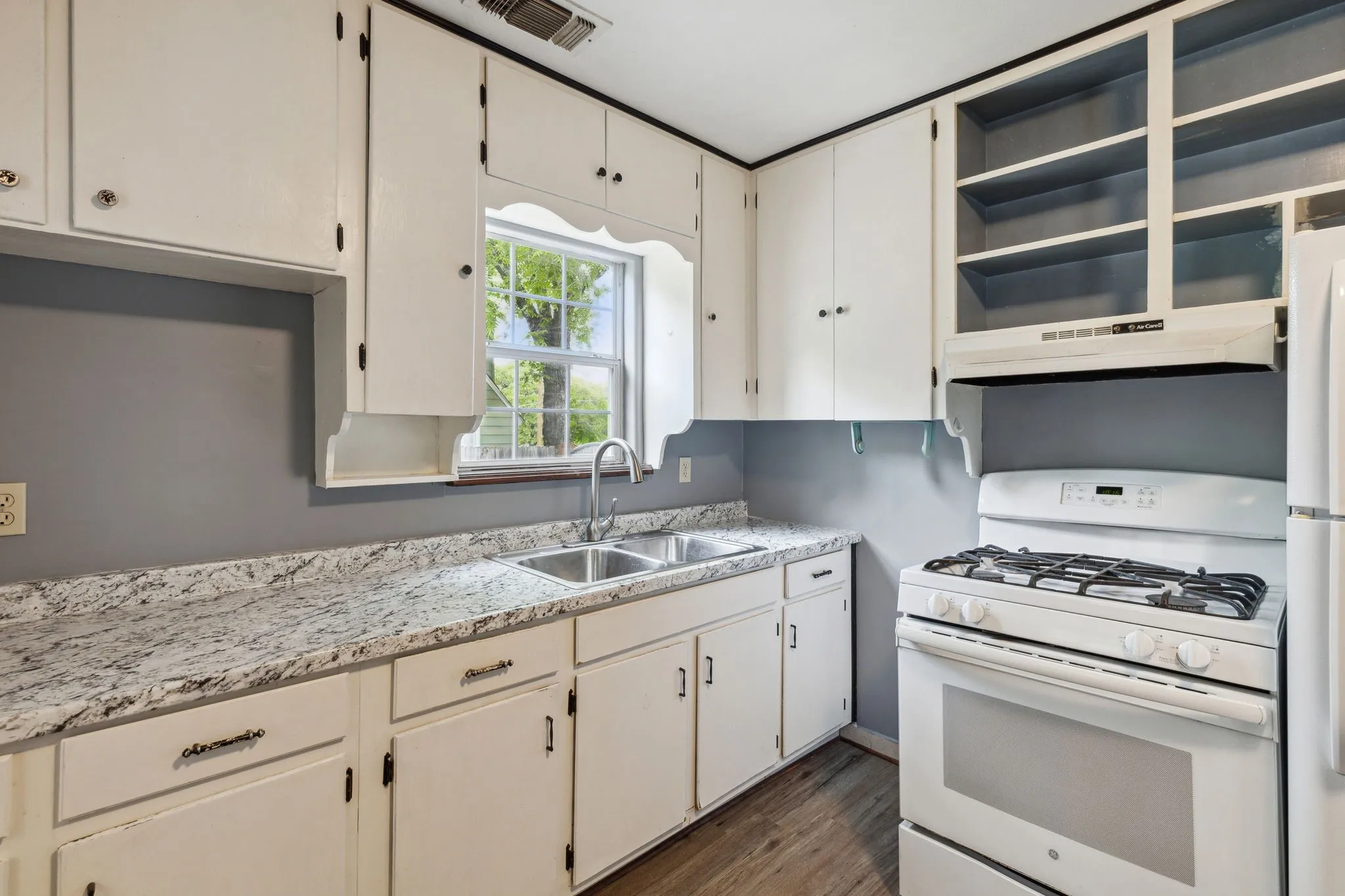 Single Family Residence For Rent in Denton County , 1424 Knight Street, Denton, Texas 76205, 2 Bedrooms, 1 Bathroom, Garage spaces, 764 Sqft, built in 1940, Price $1,695, mls#21253784, Real Estate Agent in Denton, Homes For Rent in Denton county, Homes For Rent in Denton, Realtor in Denton Texas, Real Estate Brokerage Independent Realty Texas, Luminita Cordes Realtor