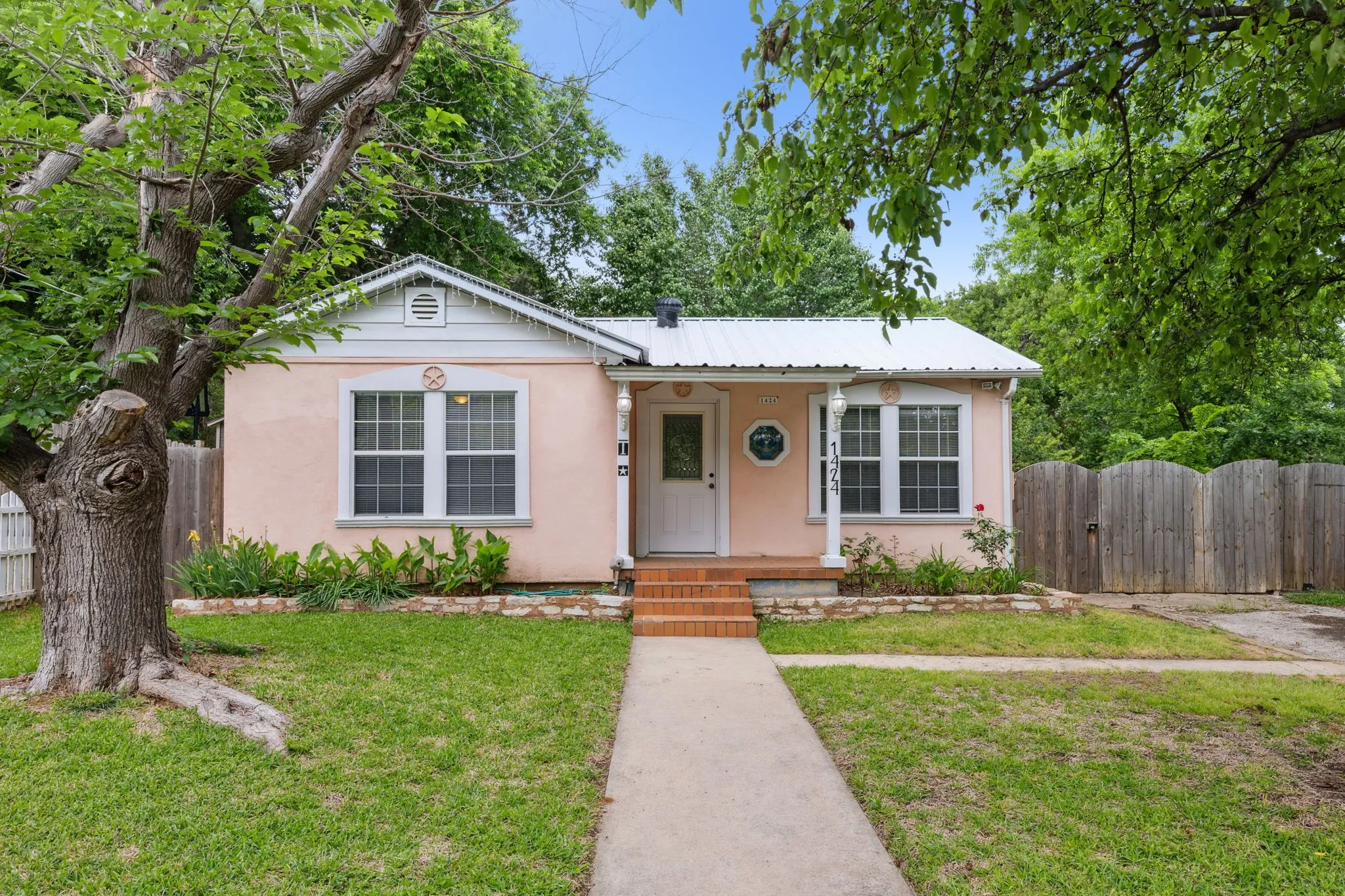 Single Family Residence For Rent in Denton County , 1424 Knight Street, Denton, Texas 76205, 2 Bedrooms, 1 Bathroom, Garage spaces, 764 Sqft, built in 1940, Price $1,695, mls#21253784, Real Estate Agent in Denton, Homes For Rent in Denton county, Homes For Rent in Denton, Realtor in Denton Texas, Real Estate Brokerage Independent Realty Texas, Luminita Cordes Realtor