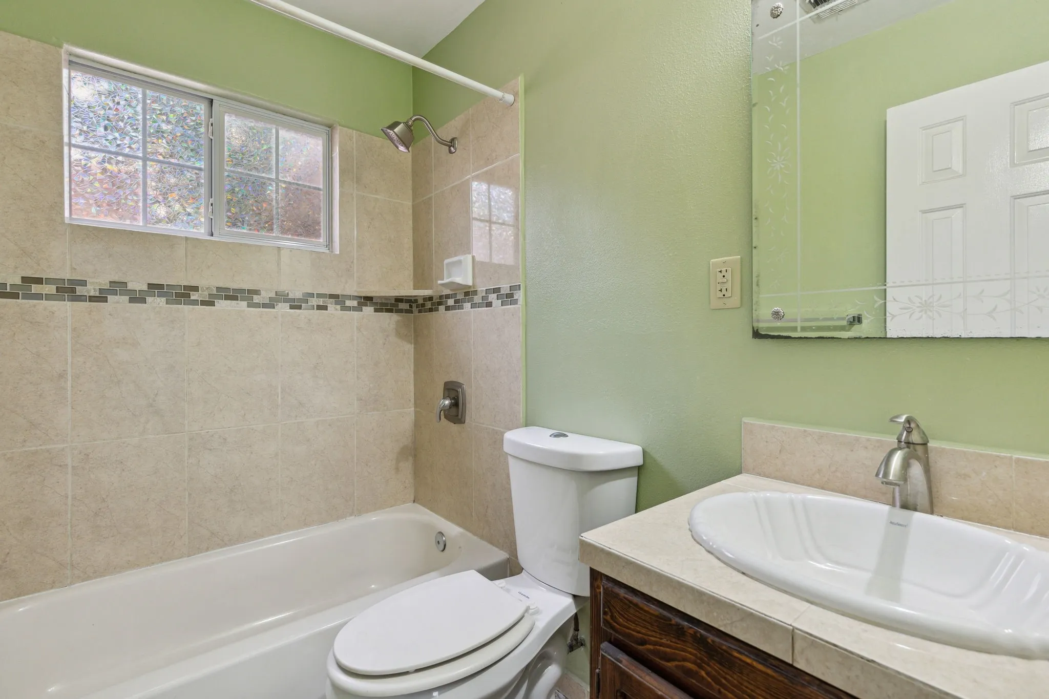 Single Family Residence For Rent in Denton County , 1424 Knight Street, Denton, Texas 76205, 2 Bedrooms, 1 Bathroom, Garage spaces, 764 Sqft, built in 1940, Price $1,695, mls#21253784, Real Estate Agent in Denton, Homes For Rent in Denton county, Homes For Rent in Denton, Realtor in Denton Texas, Real Estate Brokerage Independent Realty Texas, Luminita Cordes Realtor
