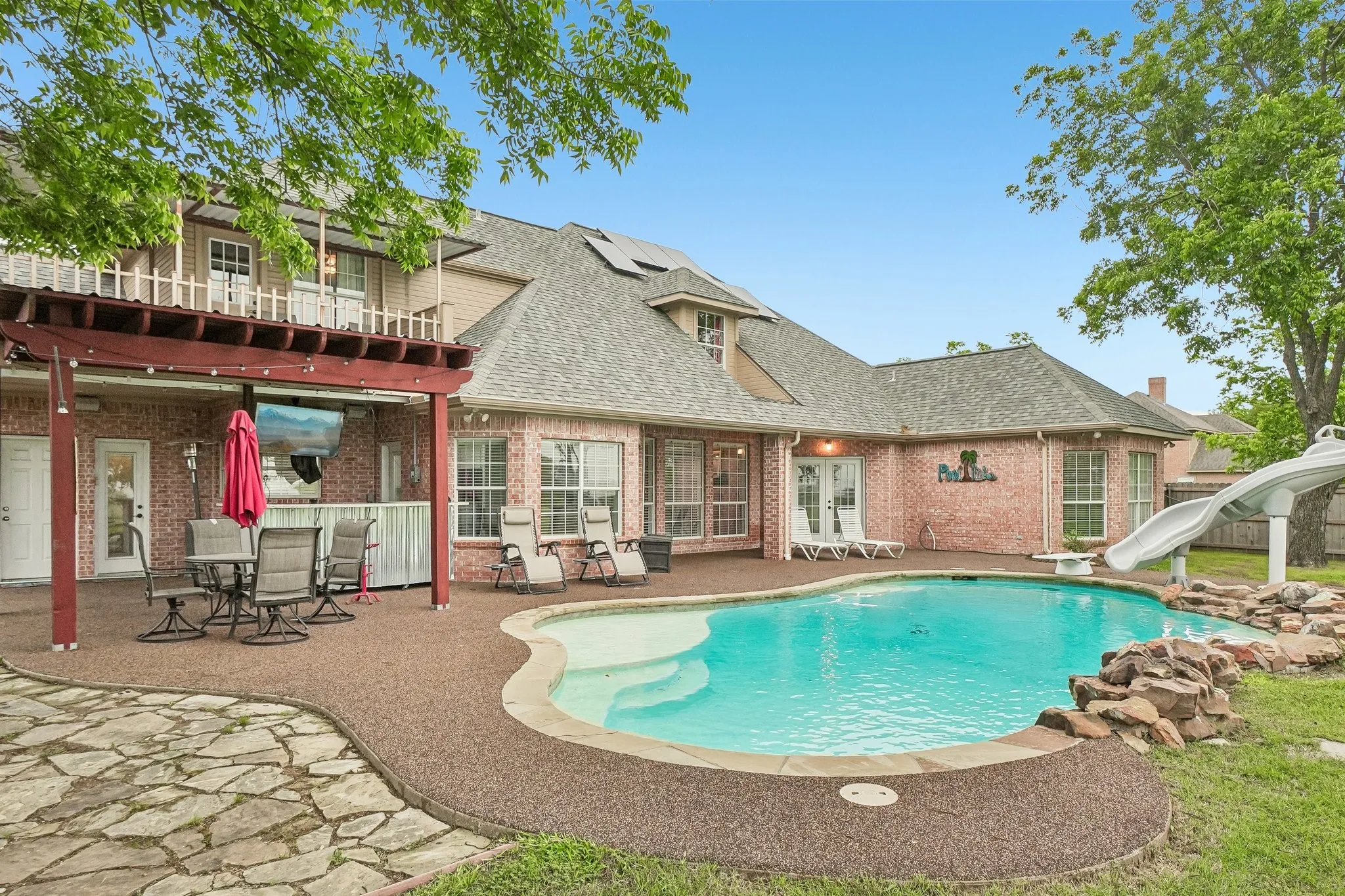 enjoy some margaritas by the kitchen while kids play in the pool this summer. Perfect for Texas weather.
