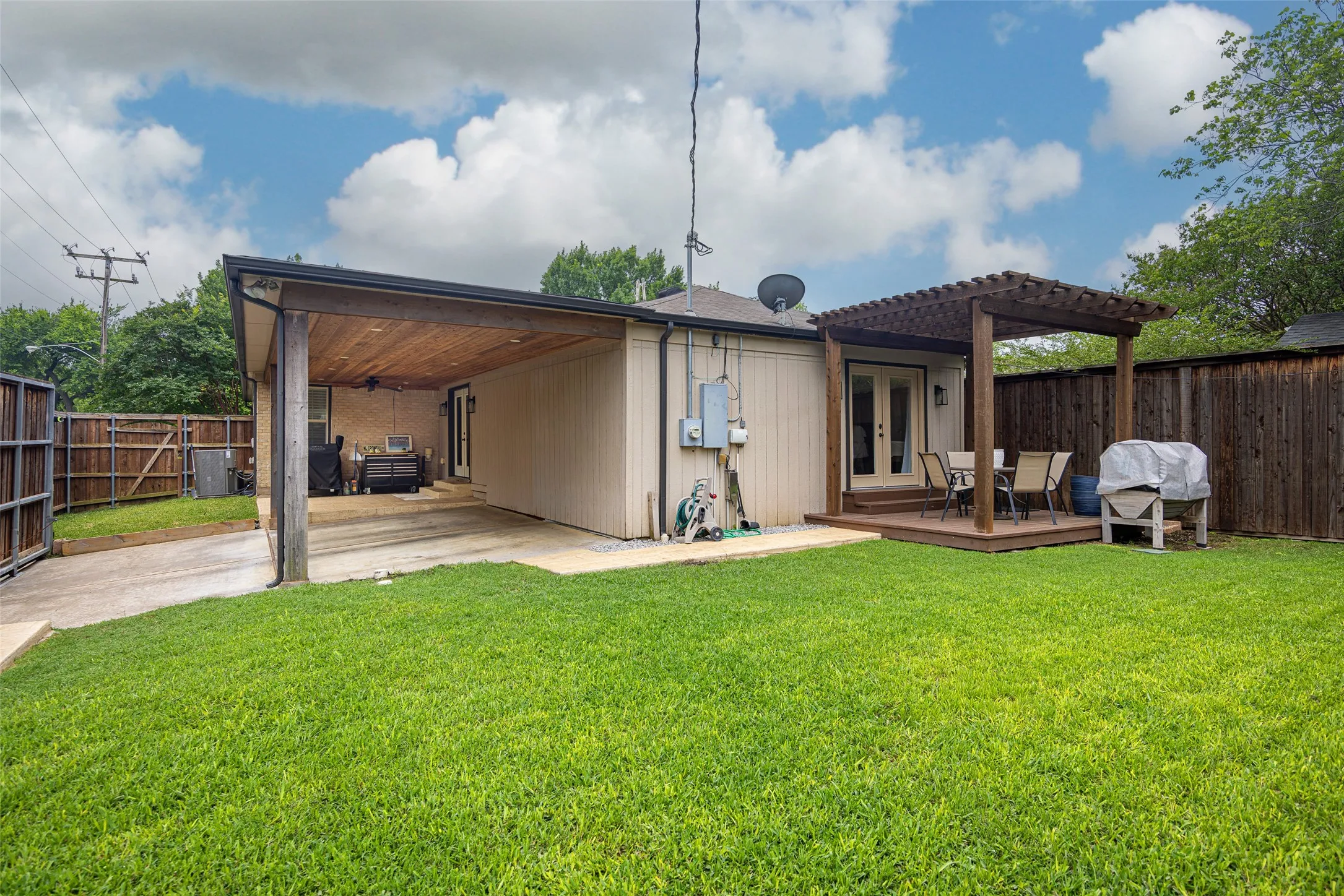 Single Family Residence For Sale in Dallas County , 5947 Mercedes Avenue, Dallas, Texas 75206, 3 Bedroom, 2 Bathroom, Garage spaces, 2,076 Sqft, built in 1948, mls#21253827, Real Estate Agent in Dallas, Homes For Sale in Dallas county, Homes For Sale in Dallas, Realtor in Dallas Texas, Real Estate Brokerage Independent Realty Texas, Luminita Cordes Realtor