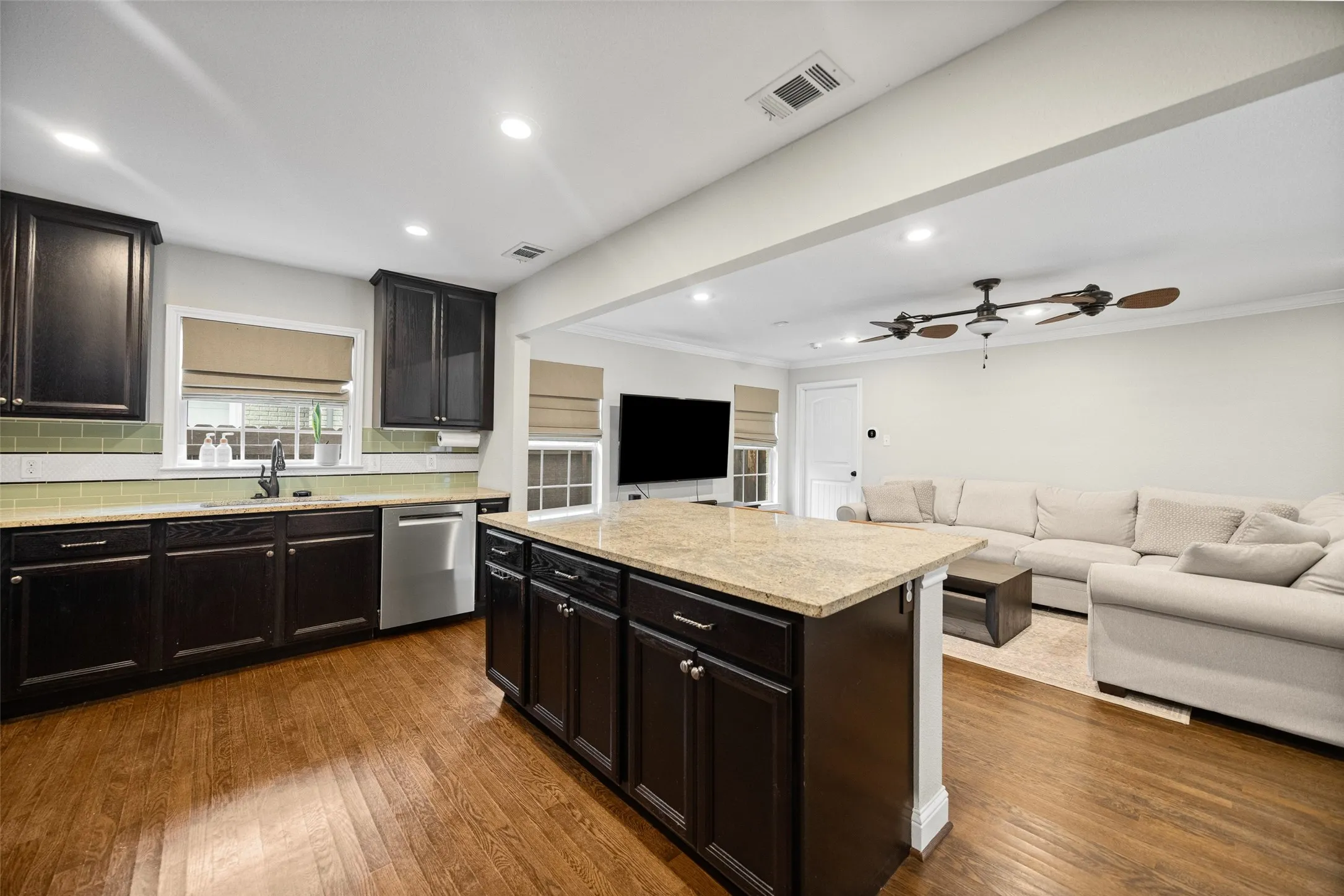 Single Family Residence For Sale in Dallas County , 5947 Mercedes Avenue, Dallas, Texas 75206, 3 Bedroom, 2 Bathroom, Garage spaces, 2,076 Sqft, built in 1948, mls#21253827, Real Estate Agent in Dallas, Homes For Sale in Dallas county, Homes For Sale in Dallas, Realtor in Dallas Texas, Real Estate Brokerage Independent Realty Texas, Luminita Cordes Realtor