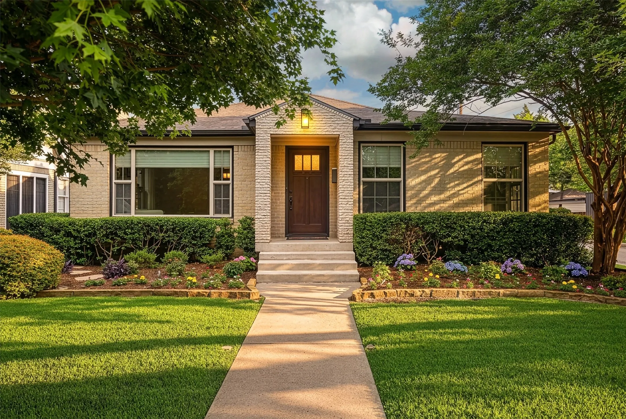 Single Family Residence For Sale in Dallas County , 5947 Mercedes Avenue, Dallas, Texas 75206, 3 Bedroom, 2 Bathroom, Garage spaces, 2,076 Sqft, built in 1948, mls#21253827, Real Estate Agent in Dallas, Homes For Sale in Dallas county, Homes For Sale in Dallas, Realtor in Dallas Texas, Real Estate Brokerage Independent Realty Texas, Luminita Cordes Realtor
