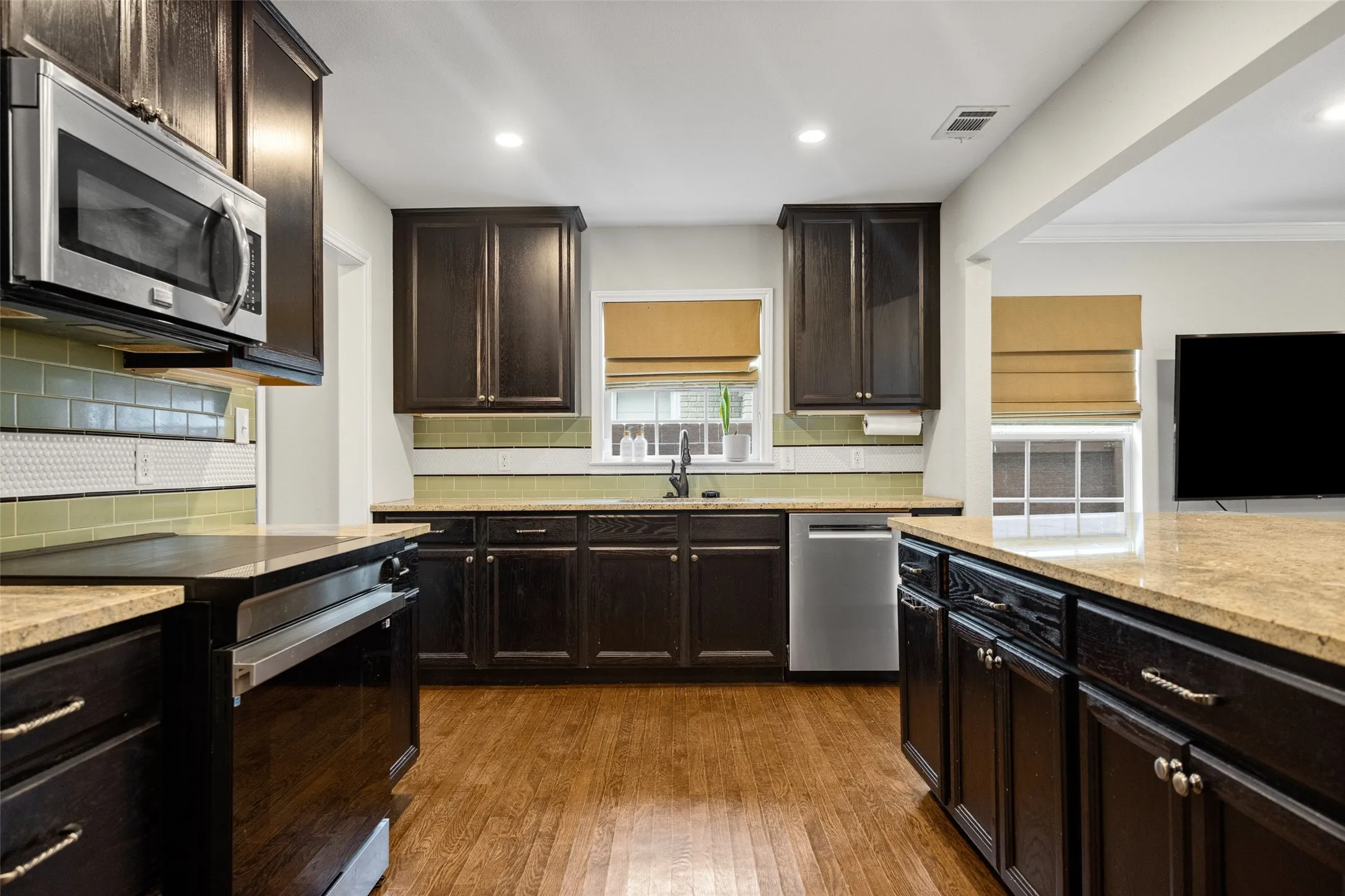 Single Family Residence For Sale in Dallas County , 5947 Mercedes Avenue, Dallas, Texas 75206, 3 Bedroom, 2 Bathroom, Garage spaces, 2,076 Sqft, built in 1948, mls#21253827, Real Estate Agent in Dallas, Homes For Sale in Dallas county, Homes For Sale in Dallas, Realtor in Dallas Texas, Real Estate Brokerage Independent Realty Texas, Luminita Cordes Realtor