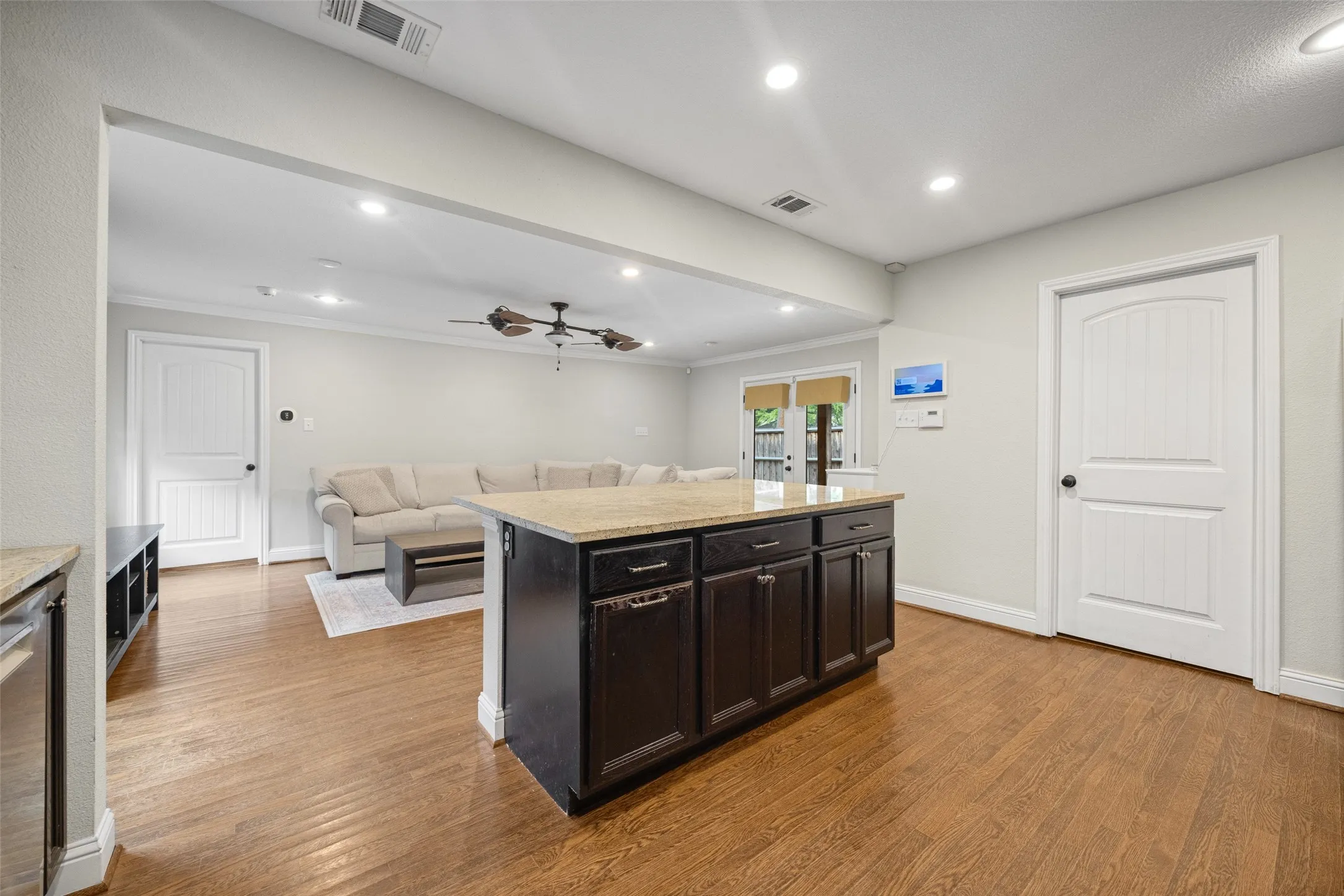 Single Family Residence For Sale in Dallas County , 5947 Mercedes Avenue, Dallas, Texas 75206, 3 Bedroom, 2 Bathroom, Garage spaces, 2,076 Sqft, built in 1948, mls#21253827, Real Estate Agent in Dallas, Homes For Sale in Dallas county, Homes For Sale in Dallas, Realtor in Dallas Texas, Real Estate Brokerage Independent Realty Texas, Luminita Cordes Realtor