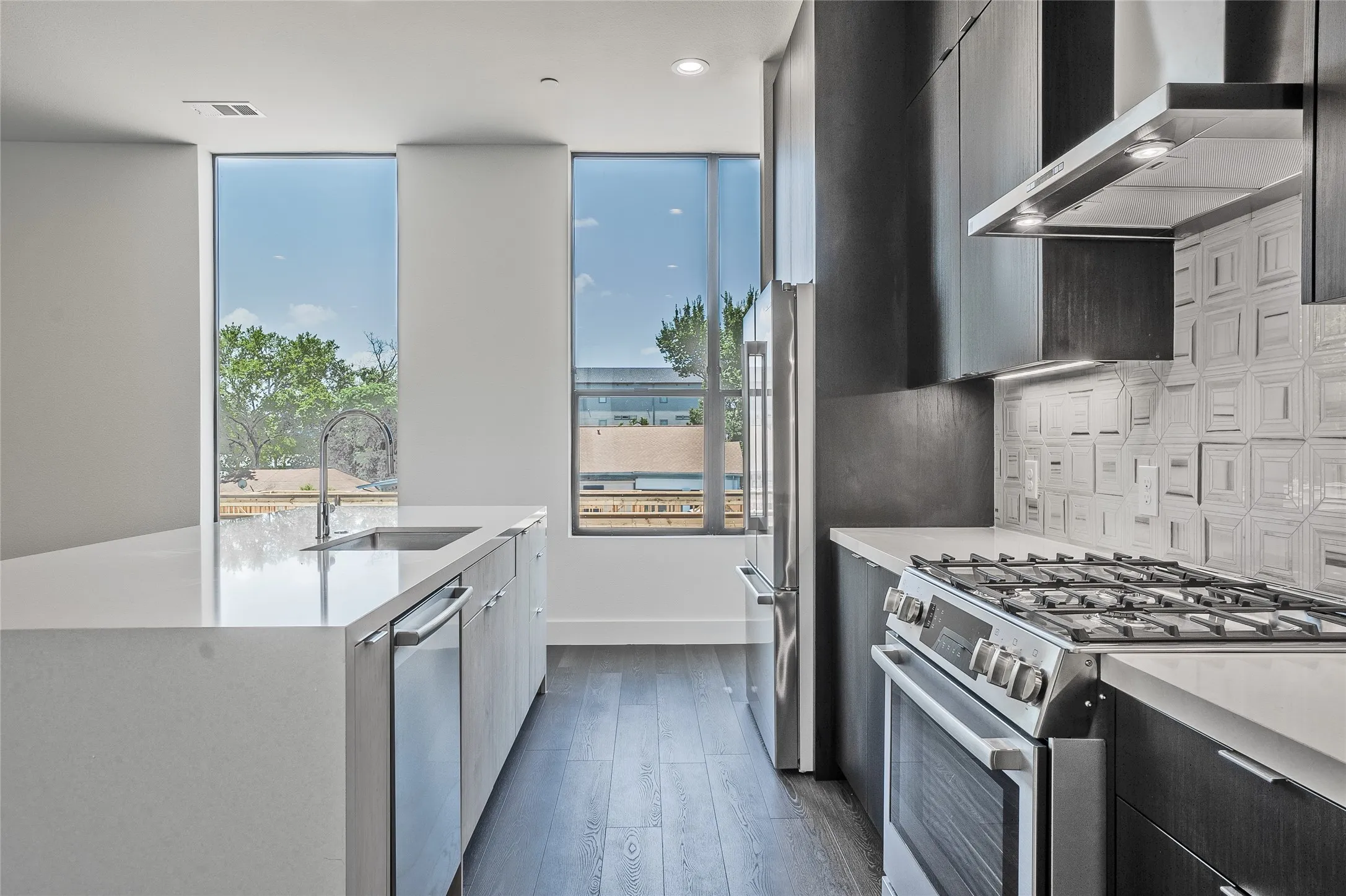 Townhouse For Rent in Dallas County , 4322 Roseland Avenue 9, Dallas, Texas 75204, 1 Bedroom, 1 Bathroom, 2 Garage spaces, 1,318 Sqft, built in 2022, New Construction - Complete, mls#21253813, Real Estate Agent in Dallas, Homes For Rent in Dallas county, Homes For Rent in Dallas, Realtor in Dallas Texas, Real Estate Brokerage Independent Realty Texas, Luminita Cordes Realtor