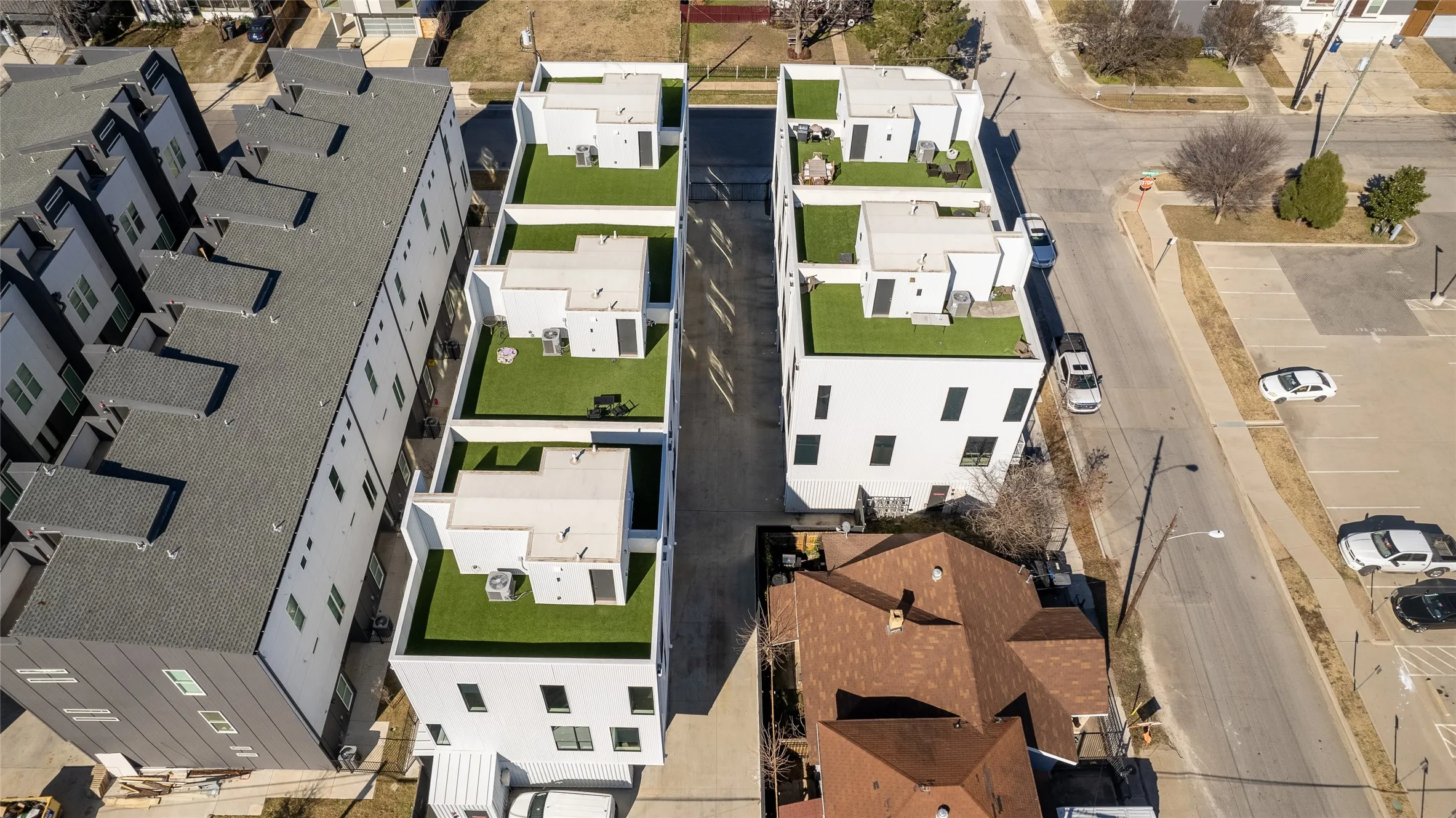 Townhouse For Rent in Dallas County , 4322 Roseland Avenue 9, Dallas, Texas 75204, 1 Bedroom, 1 Bathroom, 2 Garage spaces, 1,318 Sqft, built in 2022, New Construction - Complete, mls#21253813, Real Estate Agent in Dallas, Homes For Rent in Dallas county, Homes For Rent in Dallas, Realtor in Dallas Texas, Real Estate Brokerage Independent Realty Texas, Luminita Cordes Realtor