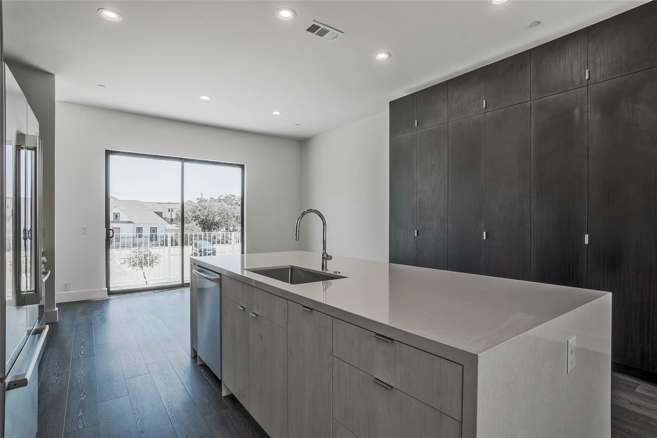 Townhouse For Rent in Dallas County , 4322 Roseland Avenue 9, Dallas, Texas 75204, 1 Bedroom, 1 Bathroom, 2 Garage spaces, 1,318 Sqft, built in 2022, New Construction - Complete, mls#21253813, Real Estate Agent in Dallas, Homes For Rent in Dallas county, Homes For Rent in Dallas, Realtor in Dallas Texas, Real Estate Brokerage Independent Realty Texas, Luminita Cordes Realtor