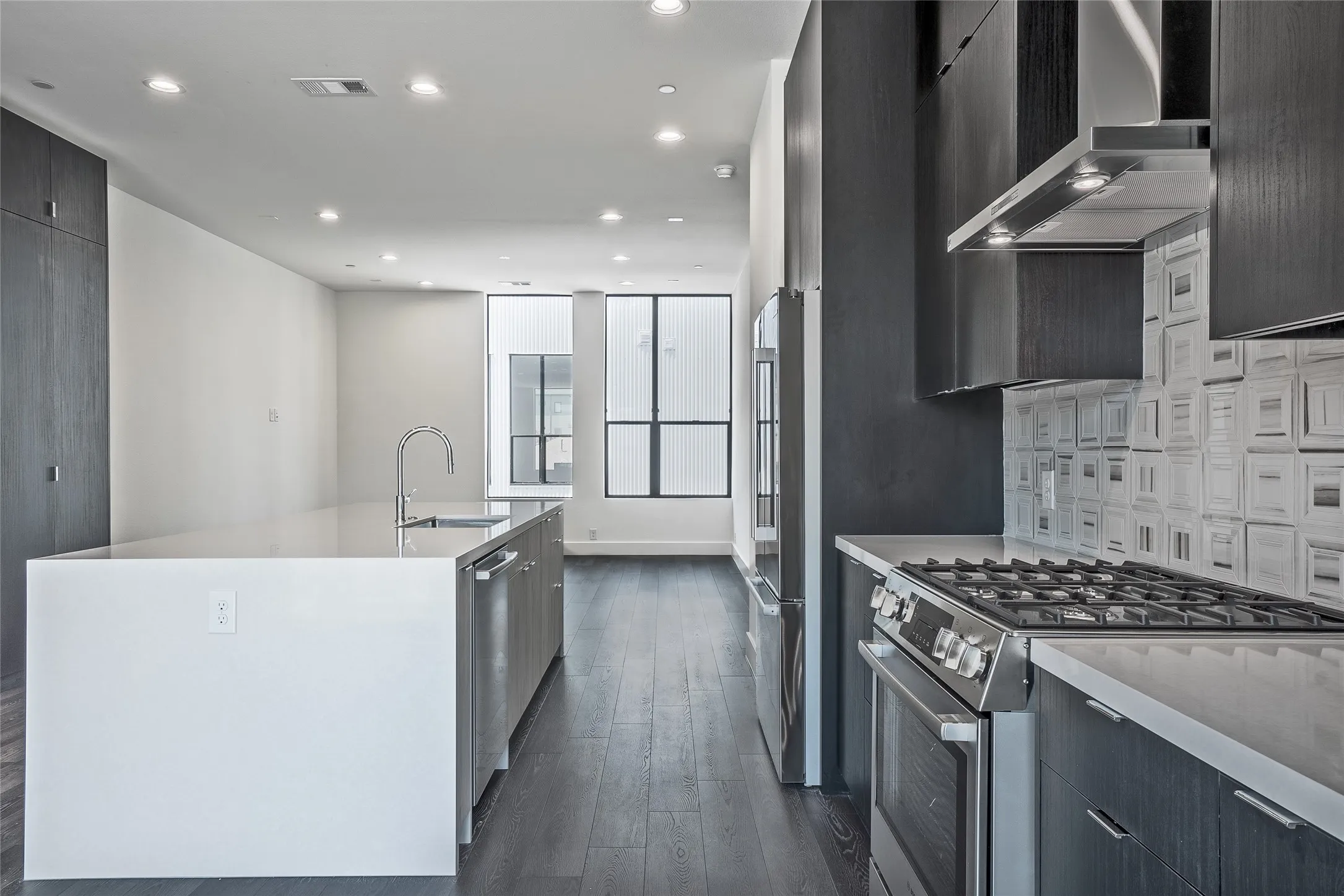 Townhouse For Rent in Dallas County , 4322 Roseland Avenue 9, Dallas, Texas 75204, 1 Bedroom, 1 Bathroom, 2 Garage spaces, 1,318 Sqft, built in 2022, New Construction - Complete, mls#21253813, Real Estate Agent in Dallas, Homes For Rent in Dallas county, Homes For Rent in Dallas, Realtor in Dallas Texas, Real Estate Brokerage Independent Realty Texas, Luminita Cordes Realtor