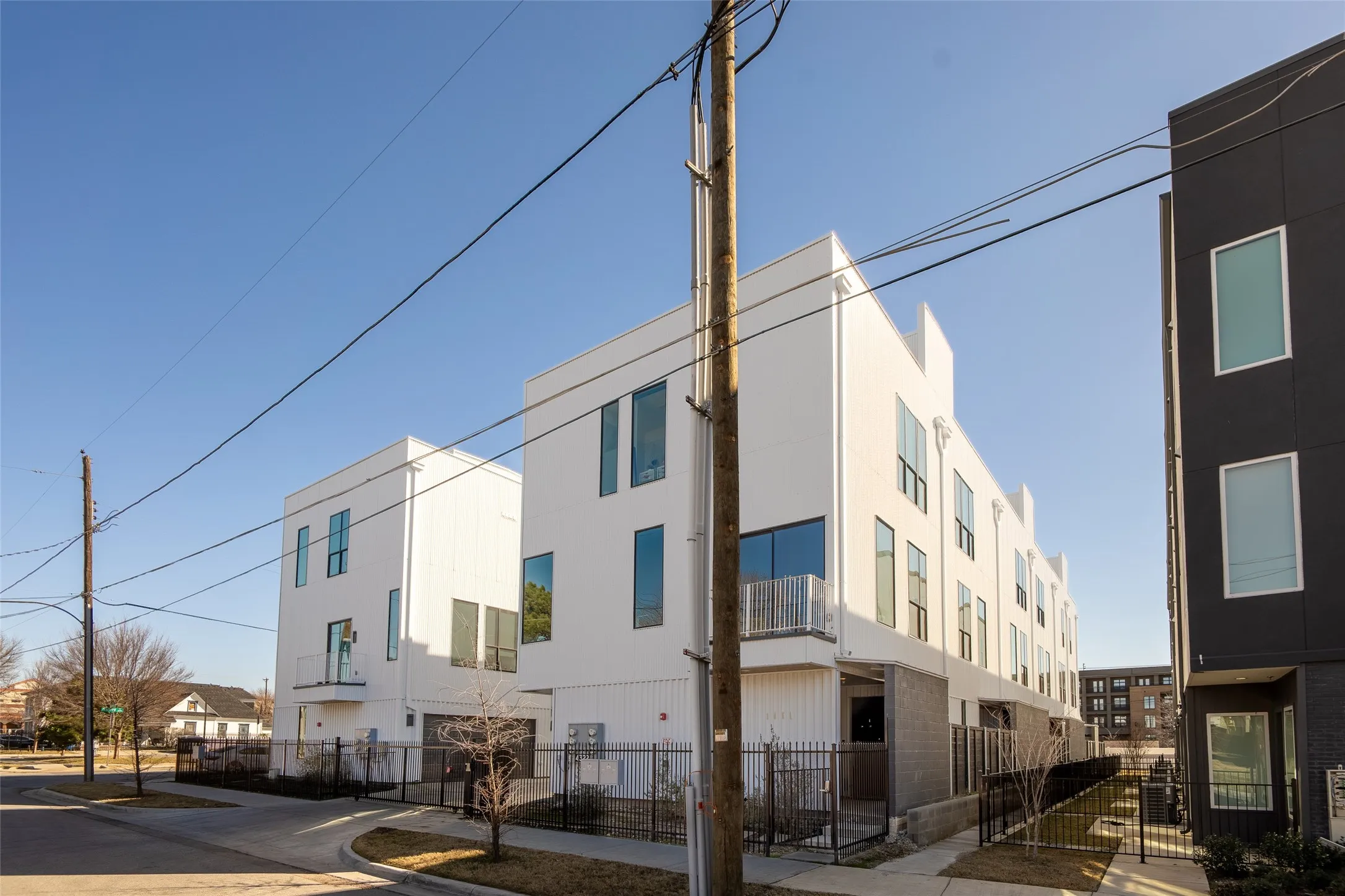 Townhouse For Rent in Dallas County , 4322 Roseland Avenue 9, Dallas, Texas 75204, 1 Bedroom, 1 Bathroom, 2 Garage spaces, 1,318 Sqft, built in 2022, New Construction - Complete, mls#21253813, Real Estate Agent in Dallas, Homes For Rent in Dallas county, Homes For Rent in Dallas, Realtor in Dallas Texas, Real Estate Brokerage Independent Realty Texas, Luminita Cordes Realtor