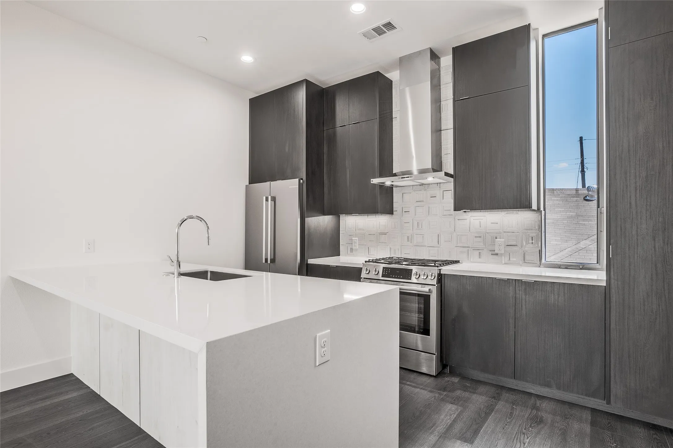 Townhouse For Rent in Dallas County , 4322 Roseland Avenue 9, Dallas, Texas 75204, 1 Bedroom, 1 Bathroom, 2 Garage spaces, 1,318 Sqft, built in 2022, New Construction - Complete, mls#21253813, Real Estate Agent in Dallas, Homes For Rent in Dallas county, Homes For Rent in Dallas, Realtor in Dallas Texas, Real Estate Brokerage Independent Realty Texas, Luminita Cordes Realtor