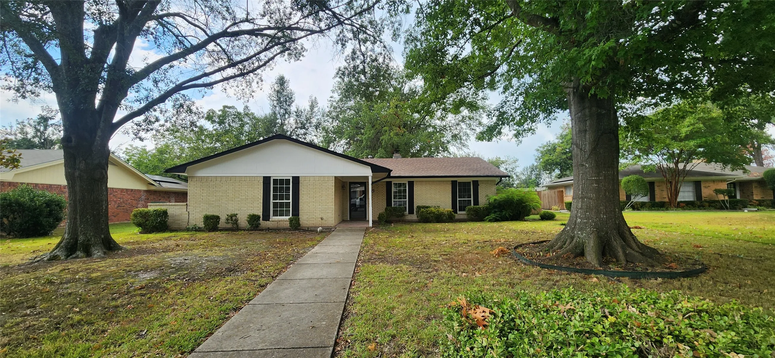 Single Family Residence For Sale in Hunt County , 2821 Windy Drive, Commerce, Texas 75428, 3 Bedroom, 2 Bathroom, 2 Garage spaces, 1,763 Sqft, built in 1974, mls#21253862, Real Estate Agent in Commerce, Homes For Sale in Hunt county, Homes For Sale in Commerce, Realtor in Commerce Texas, Real Estate Brokerage Independent Realty Texas, Luminita Cordes Realtor