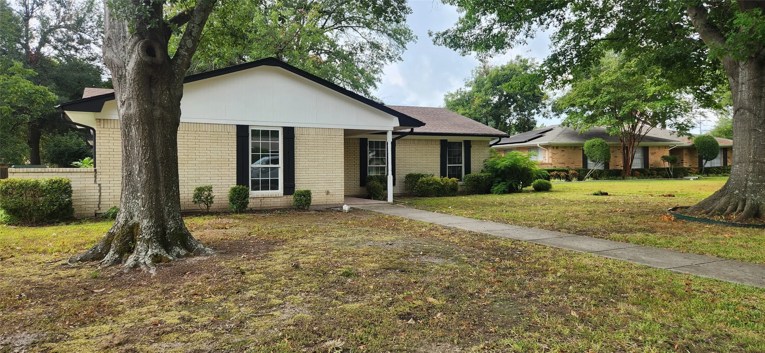 Single Family Residence For Sale in Hunt County , 2821 Windy Drive, Commerce, Texas 75428, 3 Bedroom, 2 Bathroom, 2 Garage spaces, 1,763 Sqft, built in 1974, mls#21253862, Real Estate Agent in Commerce, Homes For Sale in Hunt county, Homes For Sale in Commerce, Realtor in Commerce Texas, Real Estate Brokerage Independent Realty Texas, Luminita Cordes Realtor