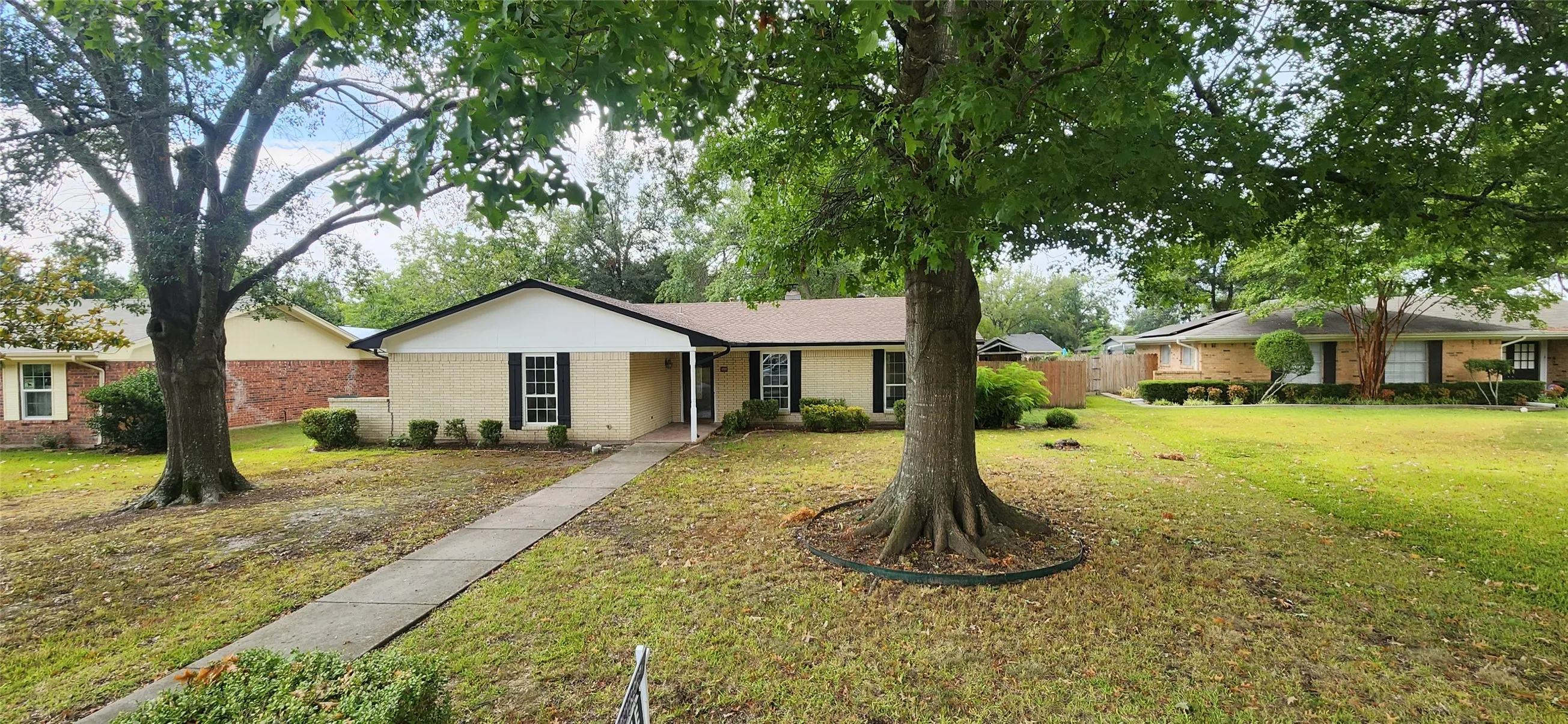 Single Family Residence For Sale in Hunt County , 2821 Windy Drive, Commerce, Texas 75428, 3 Bedroom, 2 Bathroom, 2 Garage spaces, 1,763 Sqft, built in 1974, mls#21253862, Real Estate Agent in Commerce, Homes For Sale in Hunt county, Homes For Sale in Commerce, Realtor in Commerce Texas, Real Estate Brokerage Independent Realty Texas, Luminita Cordes Realtor
