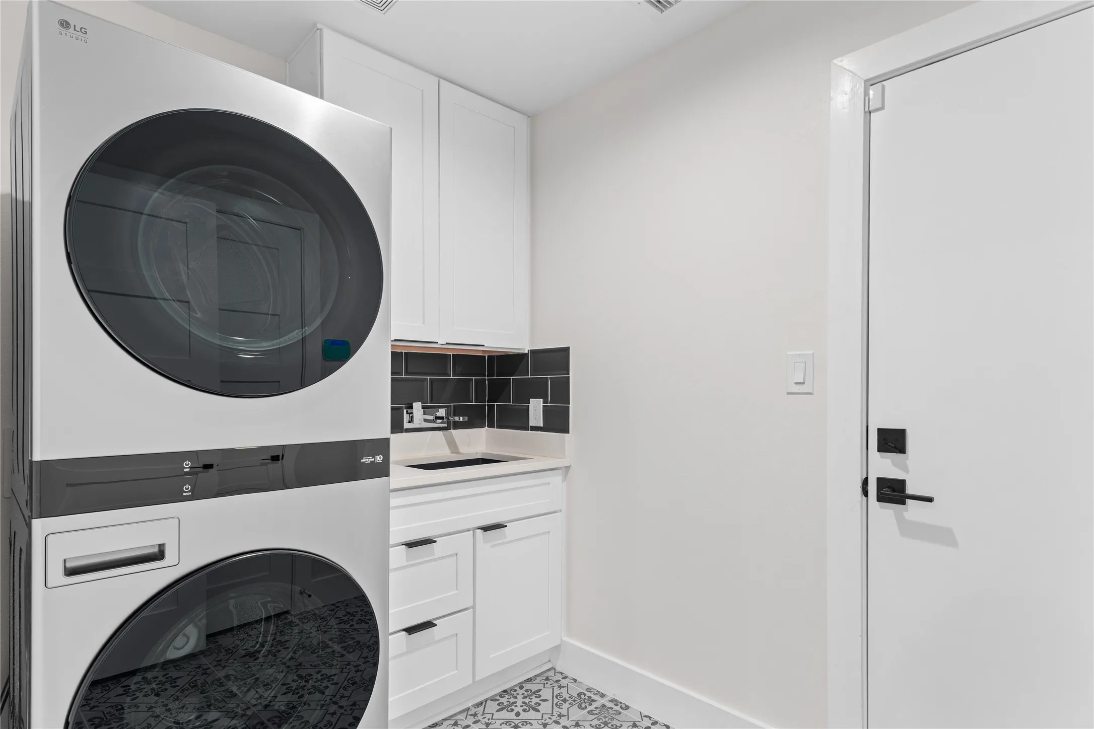 Single Family Residence For Sale in Dallas County , 3321 Coronet Boulevard, Dallas, Texas 75212, 5 Bedroom, 6 Bathroom, 2 Garage spaces, 3,675 Sqft, built in 2024, New Construction - Complete, mls#21251131, Real Estate Agent in Dallas, Homes For Sale in Dallas county, Homes For Sale in Dallas, Realtor in Dallas Texas, Real Estate Brokerage Independent Realty Texas, Luminita Cordes Realtor