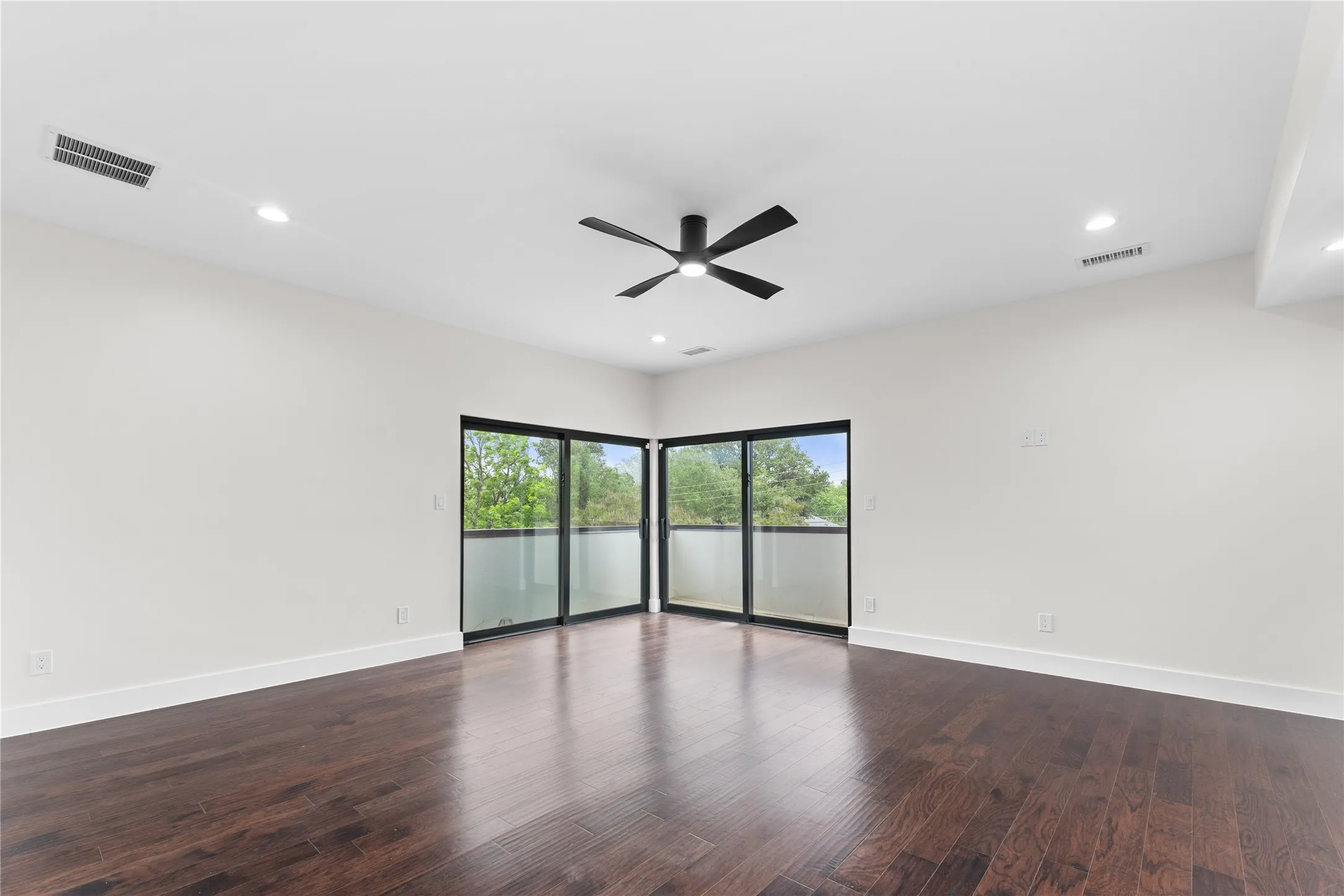 Single Family Residence For Sale in Dallas County , 3321 Coronet Boulevard, Dallas, Texas 75212, 5 Bedroom, 6 Bathroom, 2 Garage spaces, 3,675 Sqft, built in 2024, New Construction - Complete, mls#21251131, Real Estate Agent in Dallas, Homes For Sale in Dallas county, Homes For Sale in Dallas, Realtor in Dallas Texas, Real Estate Brokerage Independent Realty Texas, Luminita Cordes Realtor