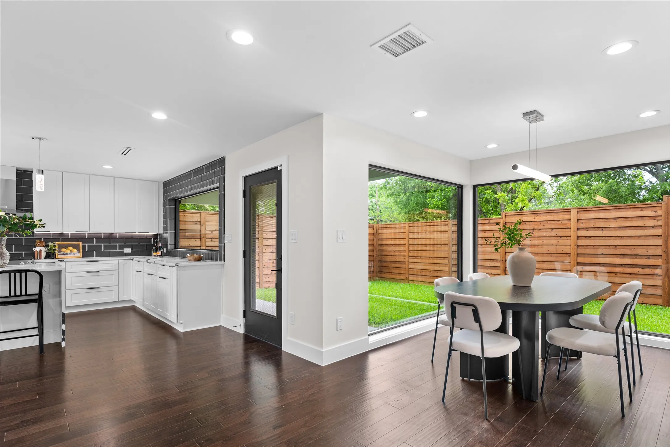 Single Family Residence For Sale in Dallas County , 3321 Coronet Boulevard, Dallas, Texas 75212, 5 Bedroom, 6 Bathroom, 2 Garage spaces, 3,675 Sqft, built in 2024, New Construction - Complete, mls#21251131, Real Estate Agent in Dallas, Homes For Sale in Dallas county, Homes For Sale in Dallas, Realtor in Dallas Texas, Real Estate Brokerage Independent Realty Texas, Luminita Cordes Realtor