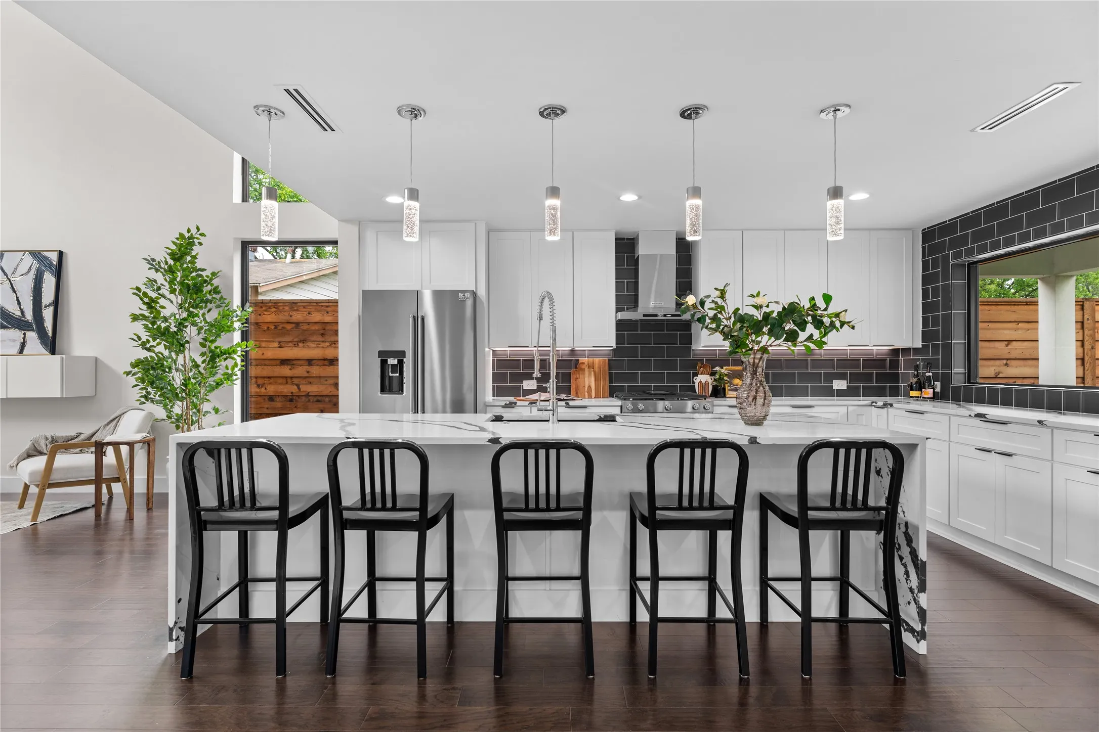Single Family Residence For Sale in Dallas County , 3321 Coronet Boulevard, Dallas, Texas 75212, 5 Bedroom, 6 Bathroom, 2 Garage spaces, 3,675 Sqft, built in 2024, New Construction - Complete, mls#21251131, Real Estate Agent in Dallas, Homes For Sale in Dallas county, Homes For Sale in Dallas, Realtor in Dallas Texas, Real Estate Brokerage Independent Realty Texas, Luminita Cordes Realtor