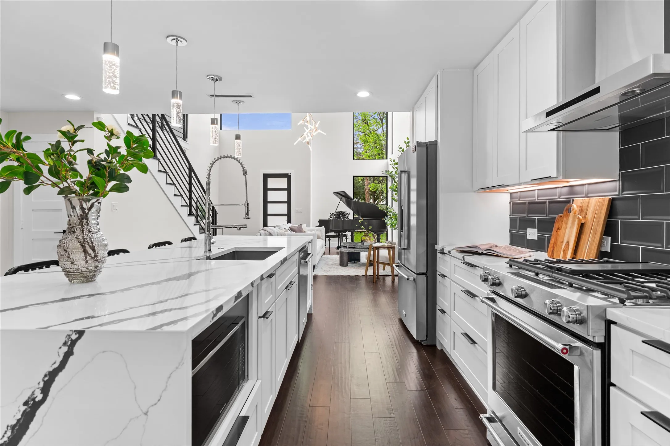 Single Family Residence For Sale in Dallas County , 3321 Coronet Boulevard, Dallas, Texas 75212, 5 Bedroom, 6 Bathroom, 2 Garage spaces, 3,675 Sqft, built in 2024, New Construction - Complete, mls#21251131, Real Estate Agent in Dallas, Homes For Sale in Dallas county, Homes For Sale in Dallas, Realtor in Dallas Texas, Real Estate Brokerage Independent Realty Texas, Luminita Cordes Realtor