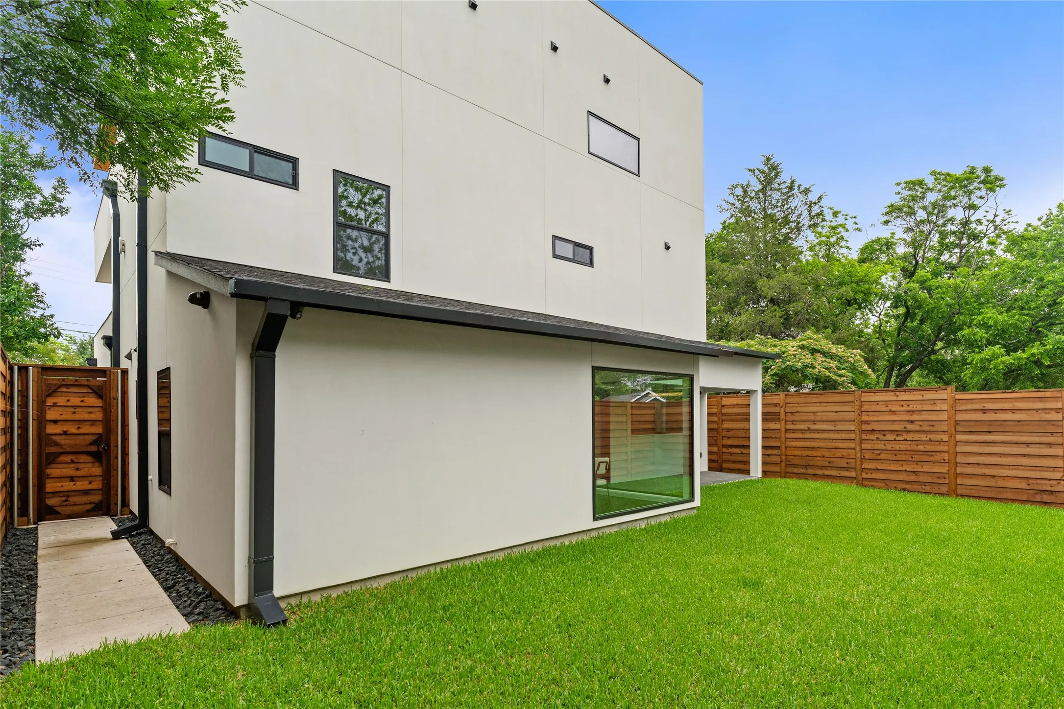 Single Family Residence For Sale in Dallas County , 3321 Coronet Boulevard, Dallas, Texas 75212, 5 Bedroom, 6 Bathroom, 2 Garage spaces, 3,675 Sqft, built in 2024, New Construction - Complete, mls#21251131, Real Estate Agent in Dallas, Homes For Sale in Dallas county, Homes For Sale in Dallas, Realtor in Dallas Texas, Real Estate Brokerage Independent Realty Texas, Luminita Cordes Realtor