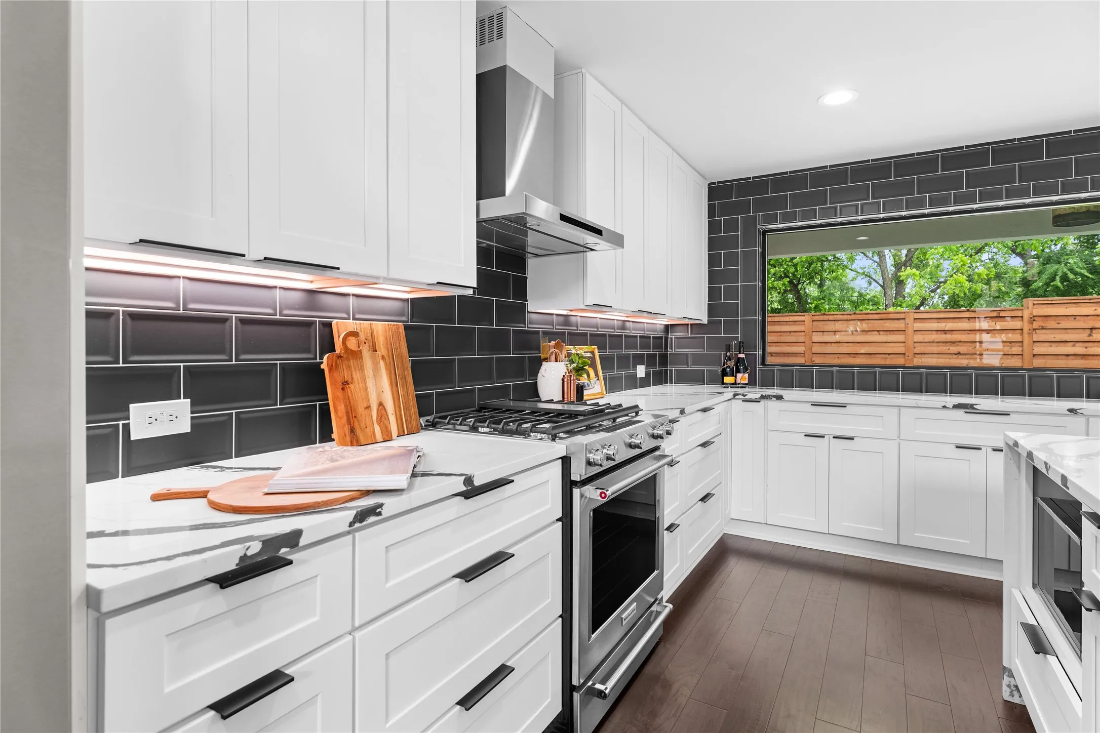 Single Family Residence For Sale in Dallas County , 3321 Coronet Boulevard, Dallas, Texas 75212, 5 Bedroom, 6 Bathroom, 2 Garage spaces, 3,675 Sqft, built in 2024, New Construction - Complete, mls#21251131, Real Estate Agent in Dallas, Homes For Sale in Dallas county, Homes For Sale in Dallas, Realtor in Dallas Texas, Real Estate Brokerage Independent Realty Texas, Luminita Cordes Realtor