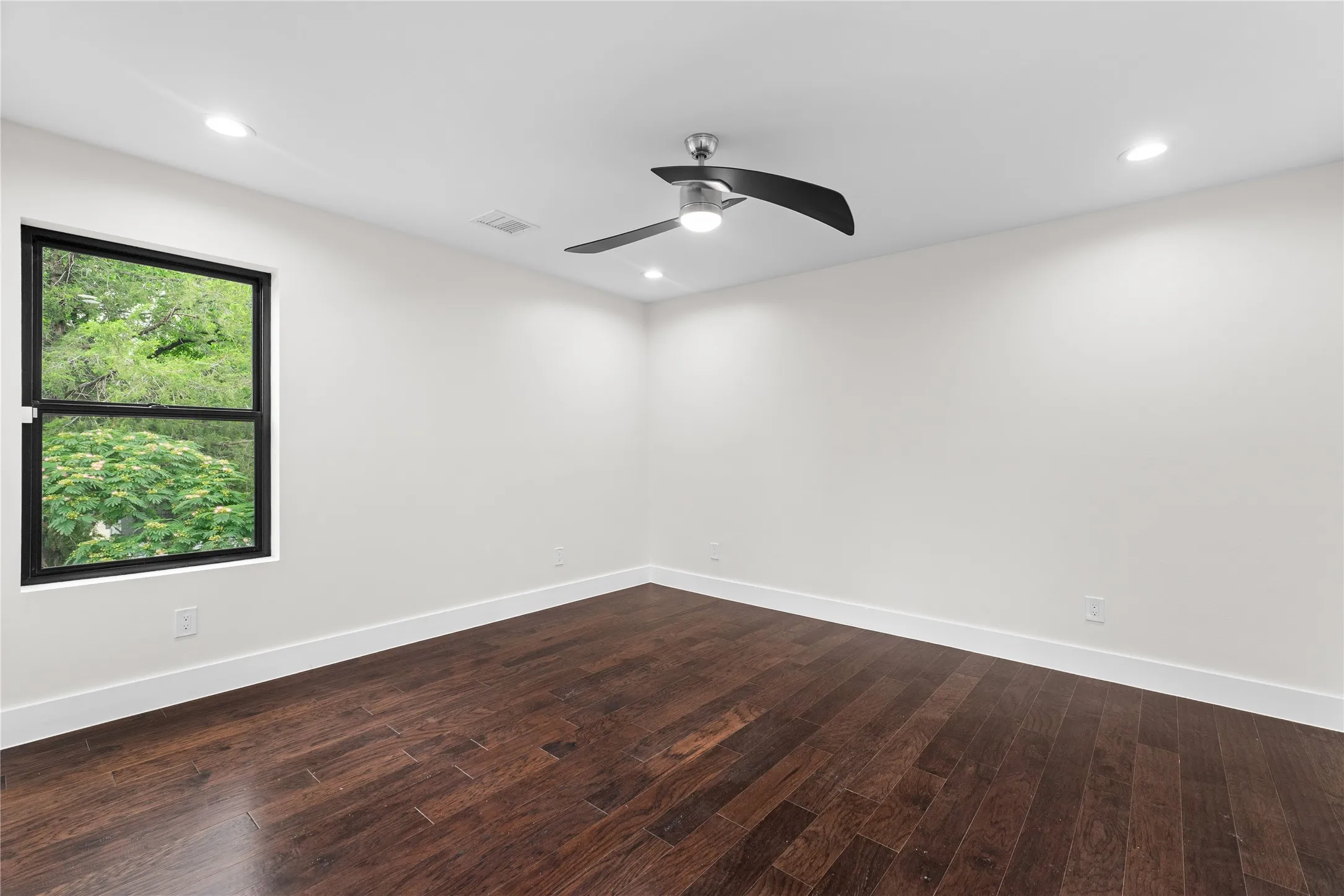 Single Family Residence For Sale in Dallas County , 3321 Coronet Boulevard, Dallas, Texas 75212, 5 Bedroom, 6 Bathroom, 2 Garage spaces, 3,675 Sqft, built in 2024, New Construction - Complete, mls#21251131, Real Estate Agent in Dallas, Homes For Sale in Dallas county, Homes For Sale in Dallas, Realtor in Dallas Texas, Real Estate Brokerage Independent Realty Texas, Luminita Cordes Realtor