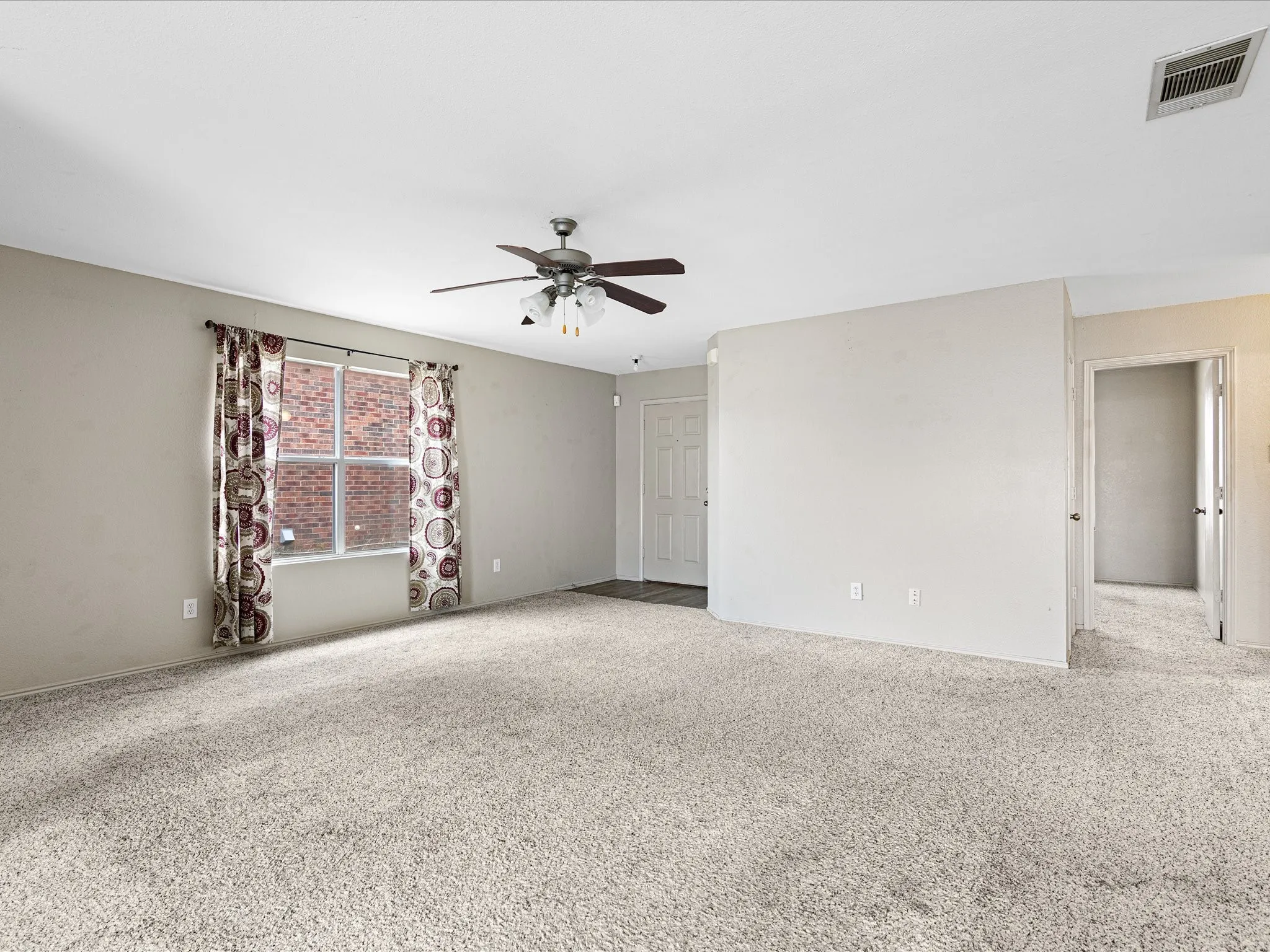 Single Family Residence For Sale in Ellis County , 1201 Vicksburg Drive, Ennis, Texas 75119, 3 Bedroom, 2 Bathroom, 2 Garage spaces, 1,550 Sqft, built in 2004, mls#21252466, Real Estate Agent in Ennis, Homes For Sale in Ellis county, Homes For Sale in Ennis, Realtor in Ennis Texas, Real Estate Brokerage Independent Realty Texas, Luminita Cordes Realtor
