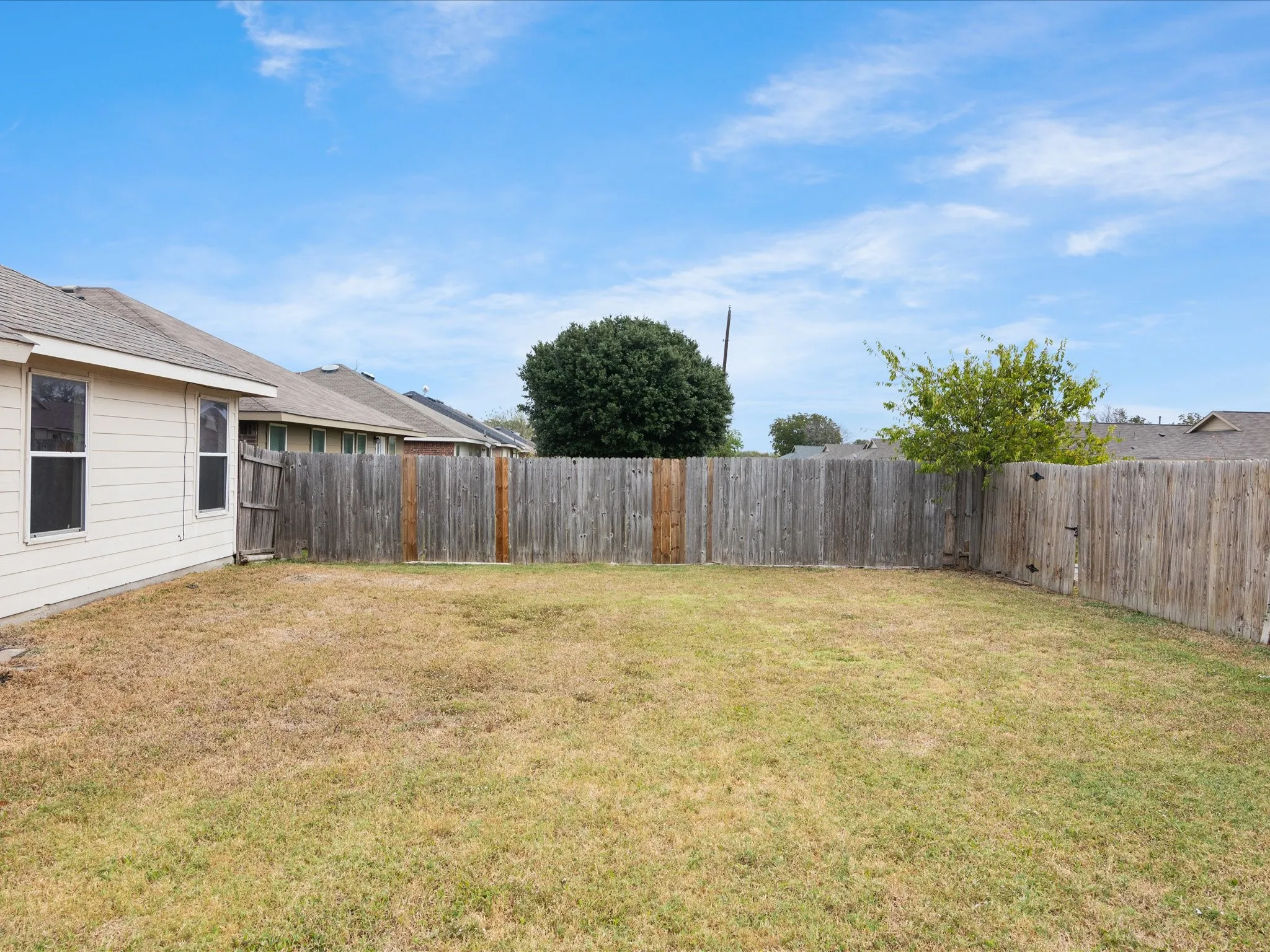 Single Family Residence For Sale in Ellis County , 1201 Vicksburg Drive, Ennis, Texas 75119, 3 Bedroom, 2 Bathroom, 2 Garage spaces, 1,550 Sqft, built in 2004, mls#21252466, Real Estate Agent in Ennis, Homes For Sale in Ellis county, Homes For Sale in Ennis, Realtor in Ennis Texas, Real Estate Brokerage Independent Realty Texas, Luminita Cordes Realtor