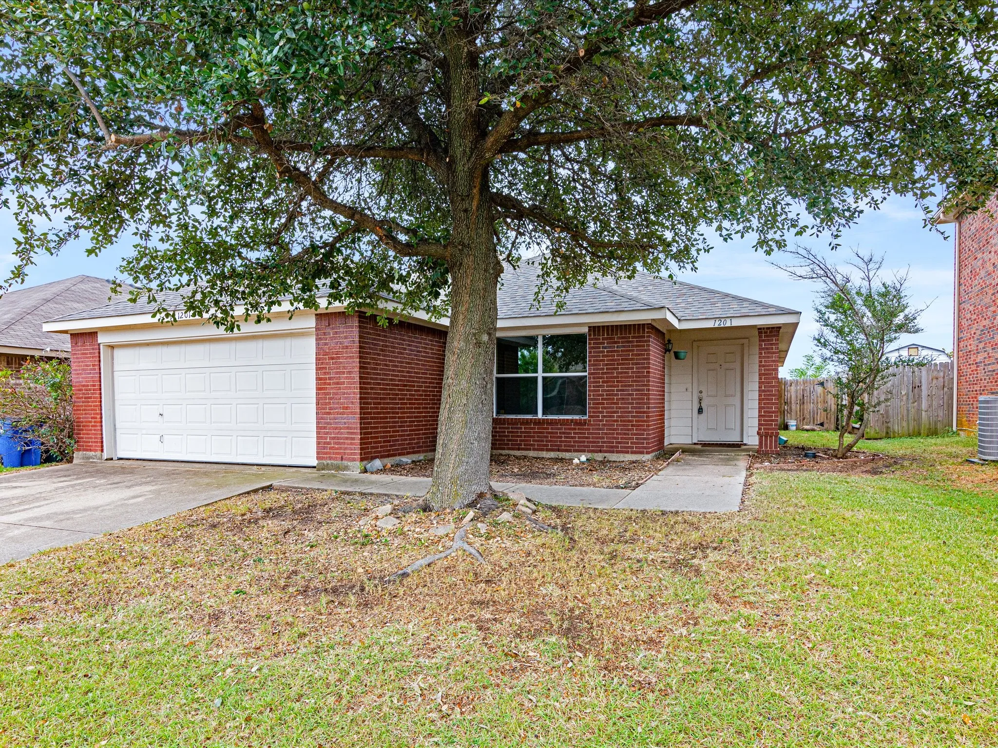 Single Family Residence For Sale in Ellis County , 1201 Vicksburg Drive, Ennis, Texas 75119, 3 Bedroom, 2 Bathroom, 2 Garage spaces, 1,550 Sqft, built in 2004, mls#21252466, Real Estate Agent in Ennis, Homes For Sale in Ellis county, Homes For Sale in Ennis, Realtor in Ennis Texas, Real Estate Brokerage Independent Realty Texas, Luminita Cordes Realtor