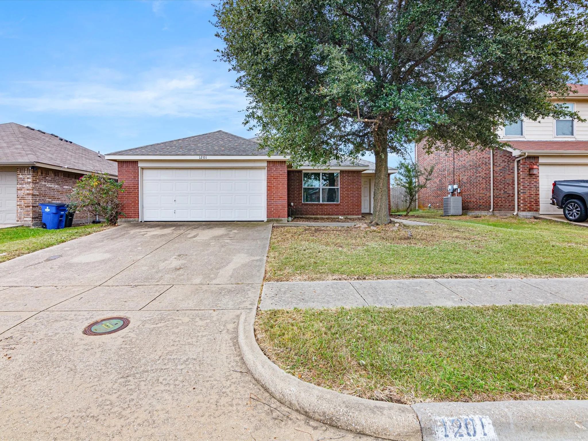 Single Family Residence For Sale in Ellis County , 1201 Vicksburg Drive, Ennis, Texas 75119, 3 Bedroom, 2 Bathroom, 2 Garage spaces, 1,550 Sqft, built in 2004, mls#21252466, Real Estate Agent in Ennis, Homes For Sale in Ellis county, Homes For Sale in Ennis, Realtor in Ennis Texas, Real Estate Brokerage Independent Realty Texas, Luminita Cordes Realtor