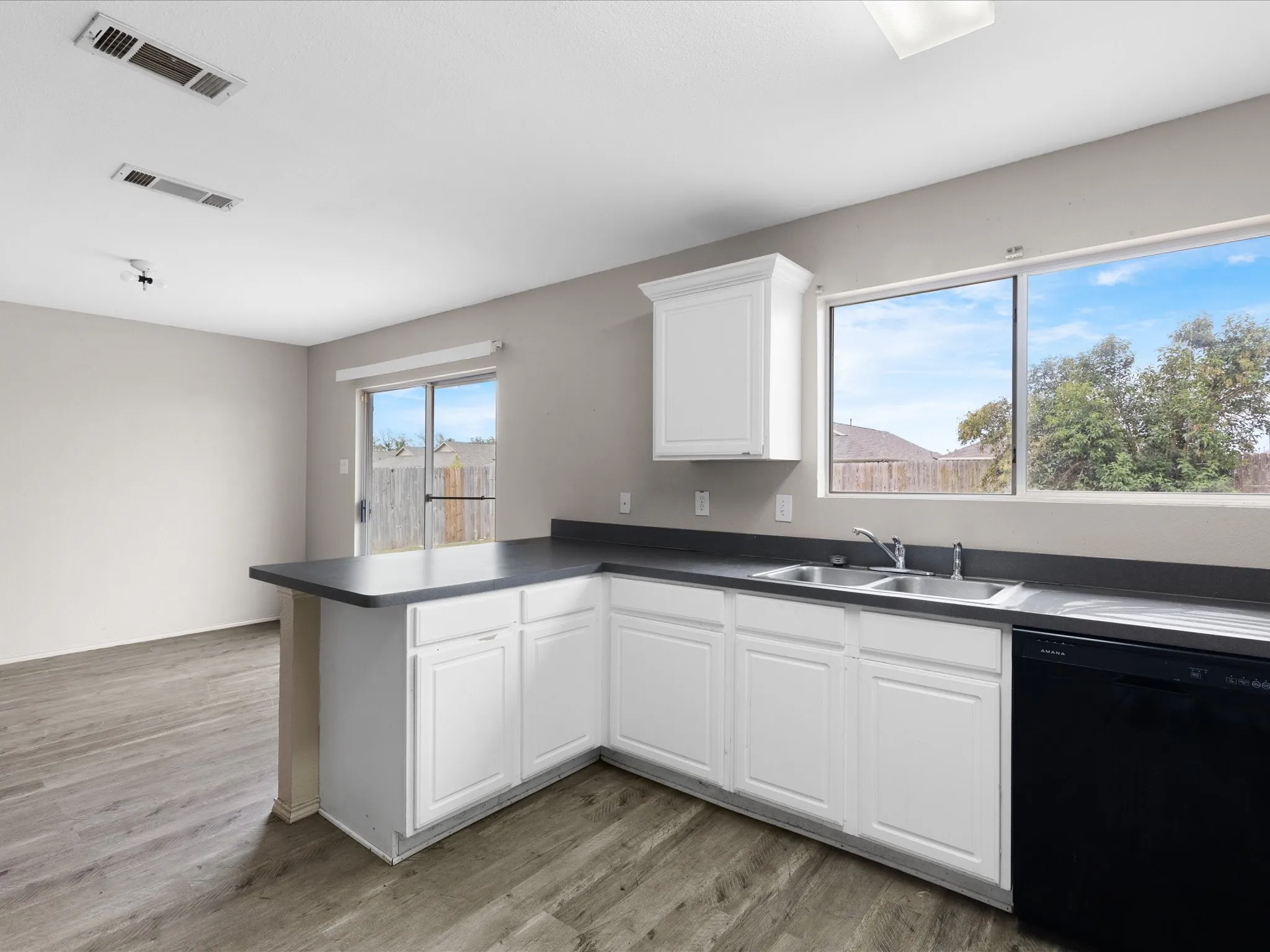 Single Family Residence For Sale in Ellis County , 1201 Vicksburg Drive, Ennis, Texas 75119, 3 Bedroom, 2 Bathroom, 2 Garage spaces, 1,550 Sqft, built in 2004, mls#21252466, Real Estate Agent in Ennis, Homes For Sale in Ellis county, Homes For Sale in Ennis, Realtor in Ennis Texas, Real Estate Brokerage Independent Realty Texas, Luminita Cordes Realtor