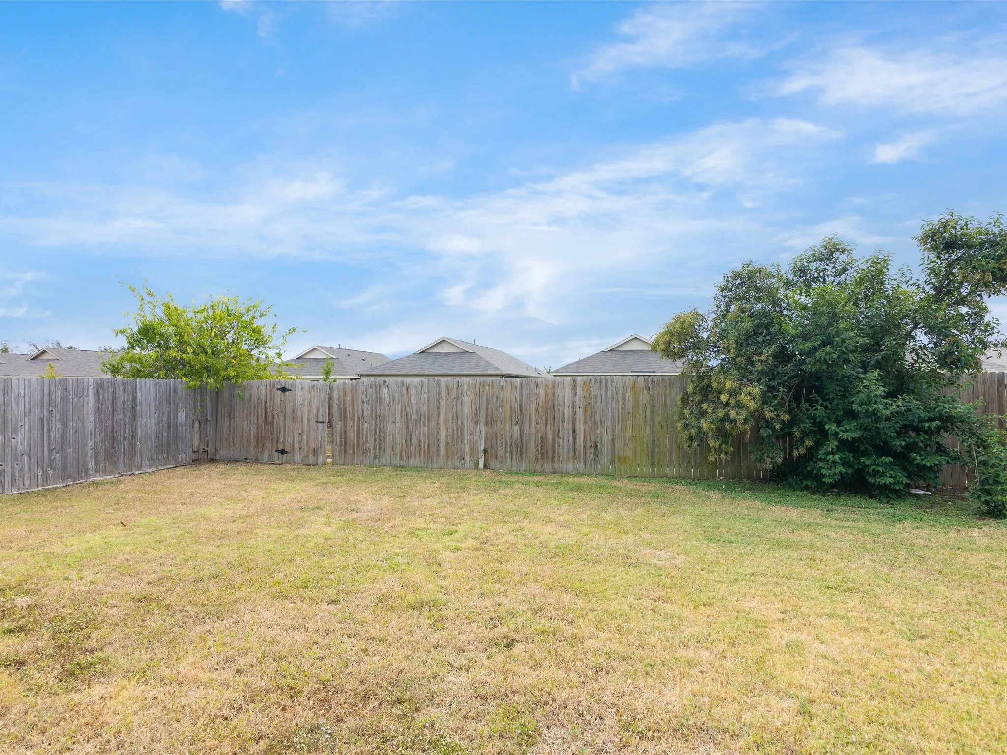 Single Family Residence For Sale in Ellis County , 1201 Vicksburg Drive, Ennis, Texas 75119, 3 Bedroom, 2 Bathroom, 2 Garage spaces, 1,550 Sqft, built in 2004, mls#21252466, Real Estate Agent in Ennis, Homes For Sale in Ellis county, Homes For Sale in Ennis, Realtor in Ennis Texas, Real Estate Brokerage Independent Realty Texas, Luminita Cordes Realtor